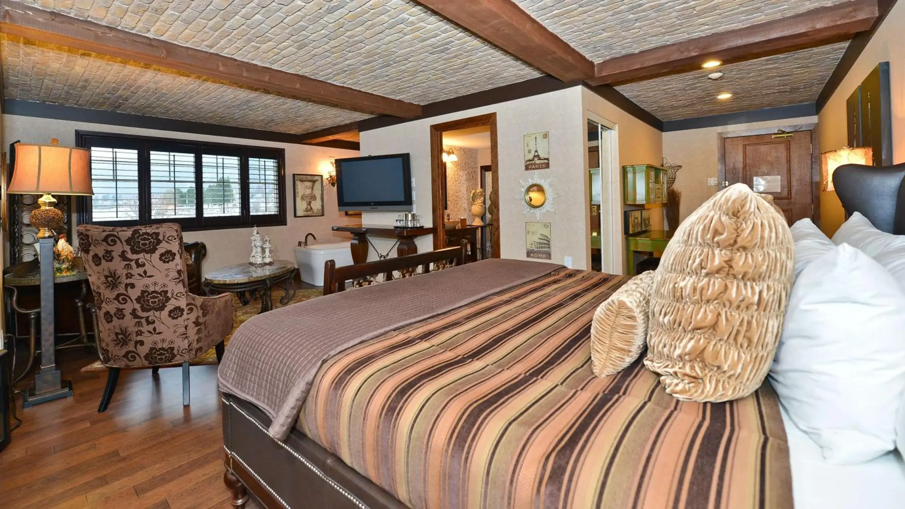 King Suite with Jetted Tub and Patio - Non-Smoking in Prestige Lakeside Resort, WorldHotels Elite King Suite with Jetted Tub and Patio - Non-Smoking in Prestige Lakeside Resort, WorldHotels Elite