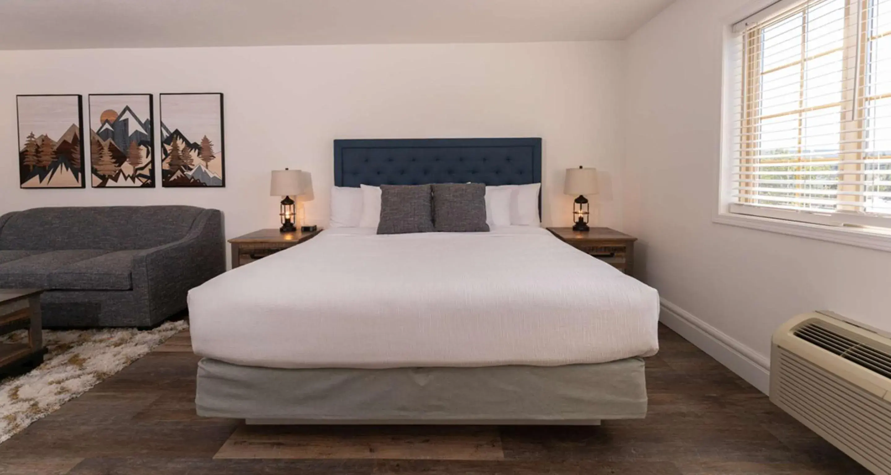 King Suite with Jetted Tub and Sofa Bed in Prestige Rocky Mountain Resort Cranbrook, WorldHotels Crafted King Suite with Jetted Tub and Sofa Bed in Prestige Rocky Mountain Resort Cranbrook, WorldHotels Crafted