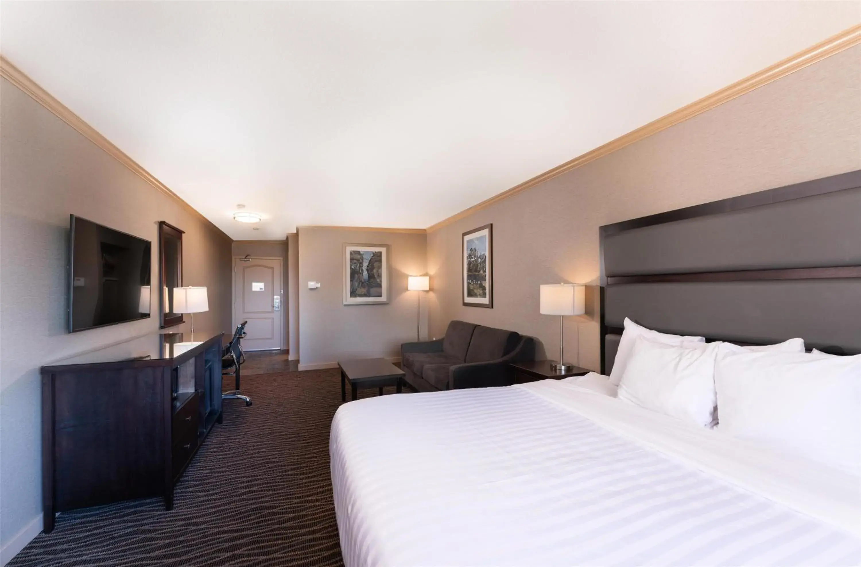 King Room with Sofa Bed and Bath Tub - Mobility Accessible/Non-Smoking in Prestige Radium Hot Springs Resort, WorldHotels Crafted King Room with Sofa Bed and Bath Tub - Mobility Accessible/Non-Smoking in Prestige Radium Hot Springs Resort, WorldHotels Crafted