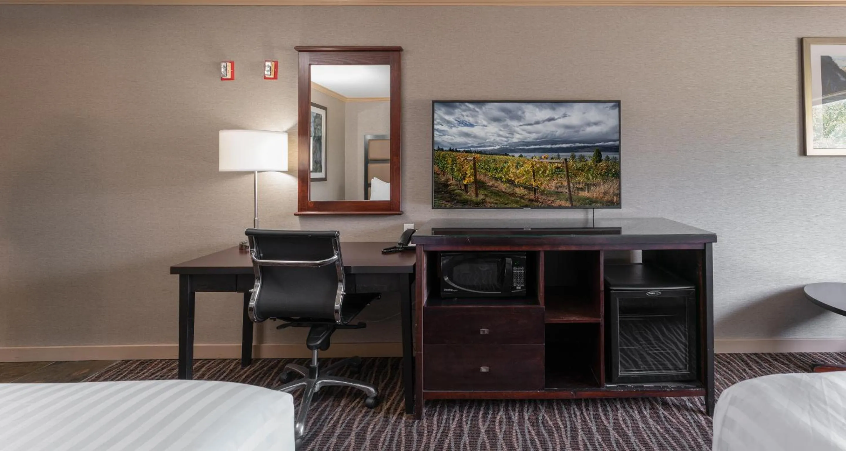 TV and multimedia, Bed in Prestige Radium Hot Springs Resort, WorldHotels Crafted