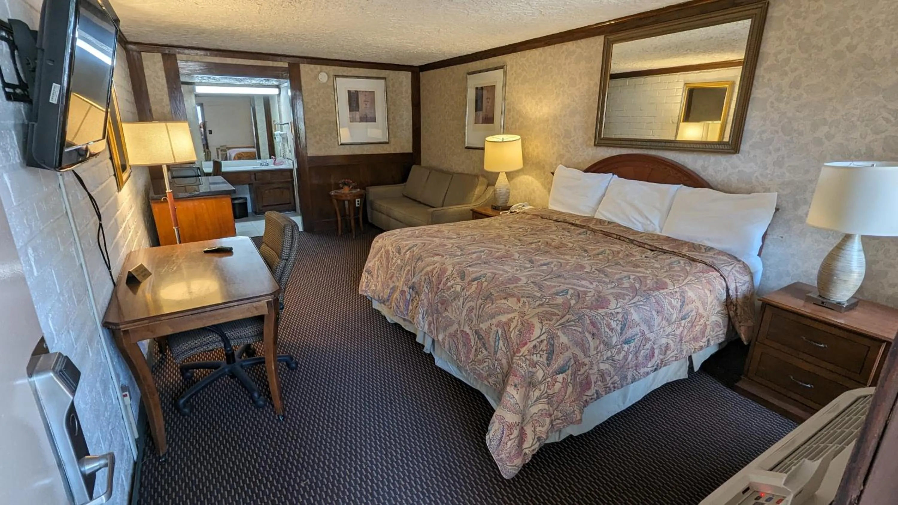 Bed in Edelweiss Inn New Braunfels