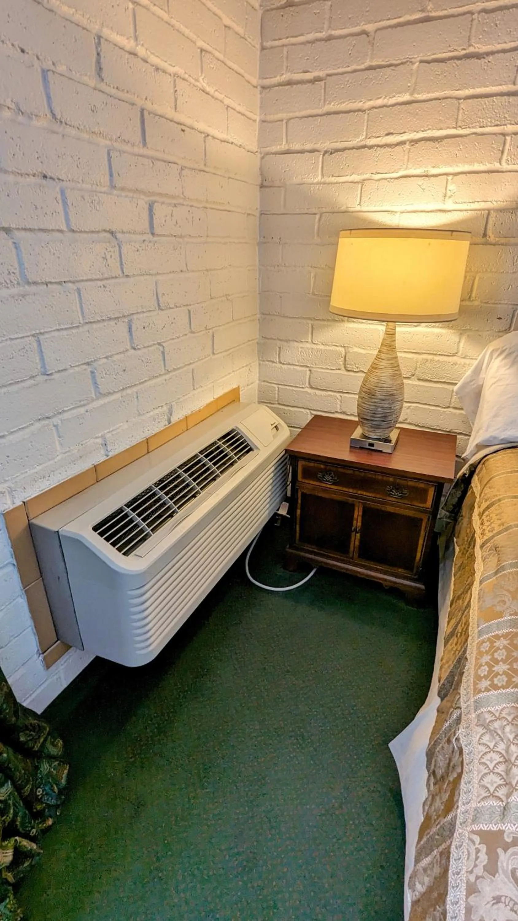 Bed in Edelweiss Inn New Braunfels