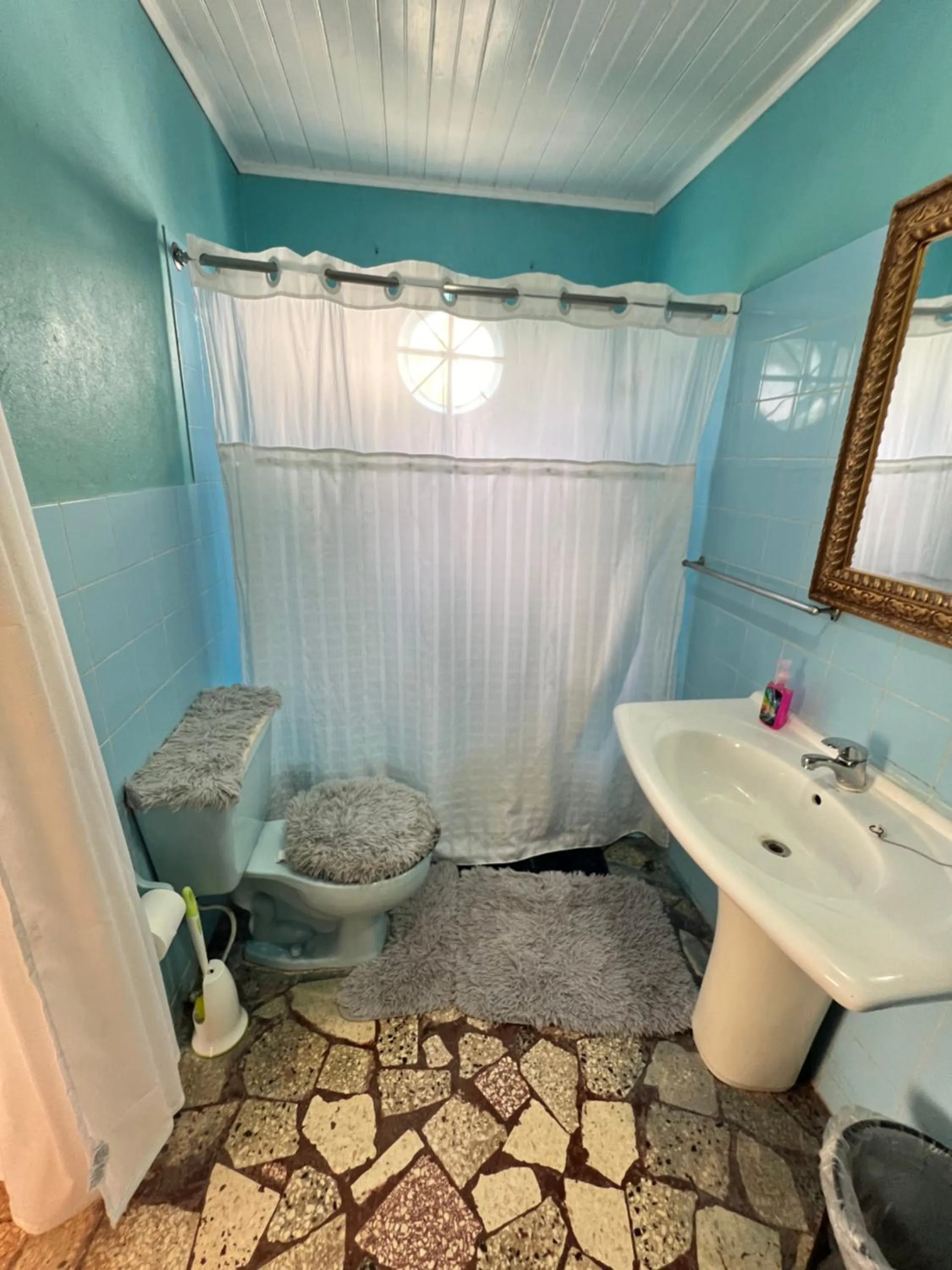 Bathroom in Cozy Family Inn