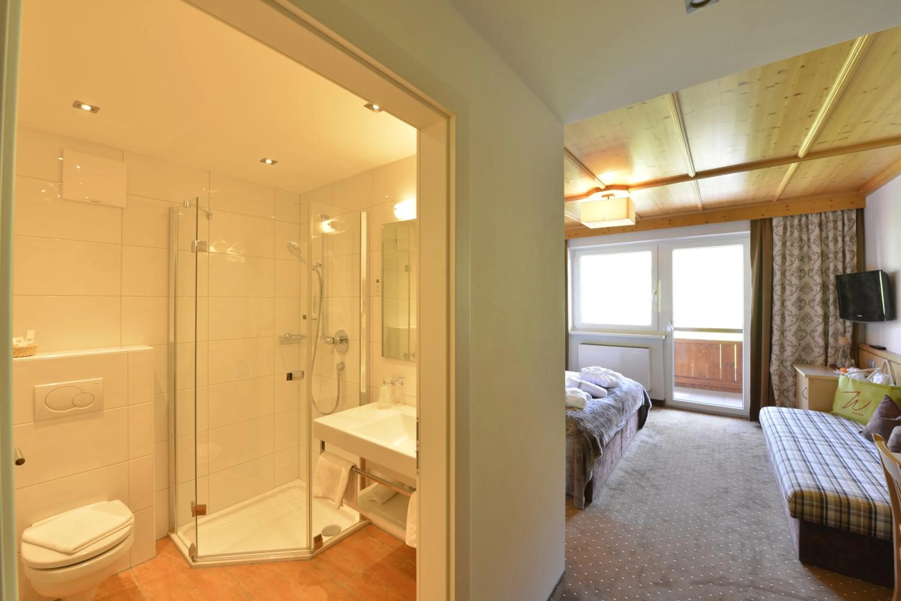 Shower, Bed in Hotel Der Wastlhof - direkt an der Skipiste Wellness & Spa