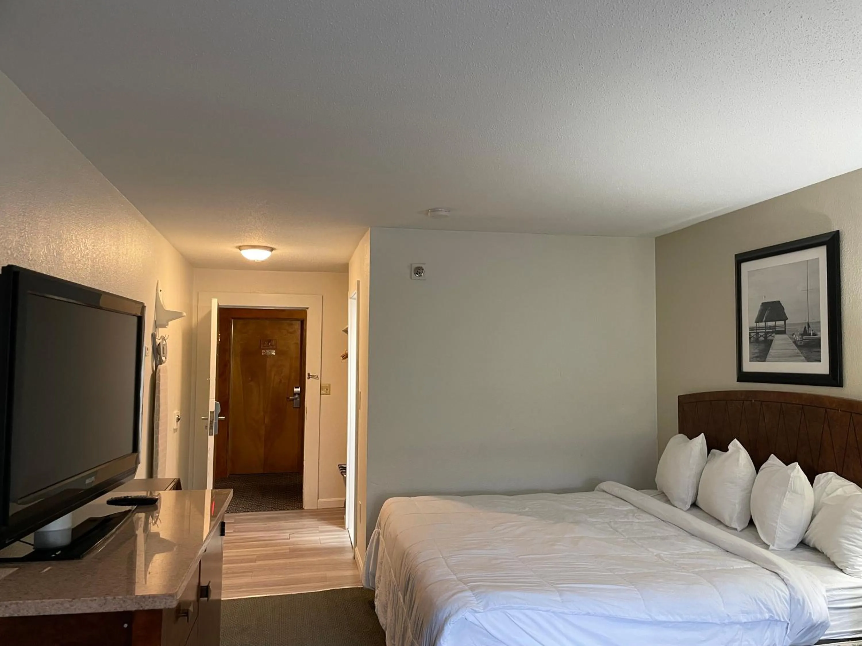 Bedroom, Bed in Whalers Inn and Suites