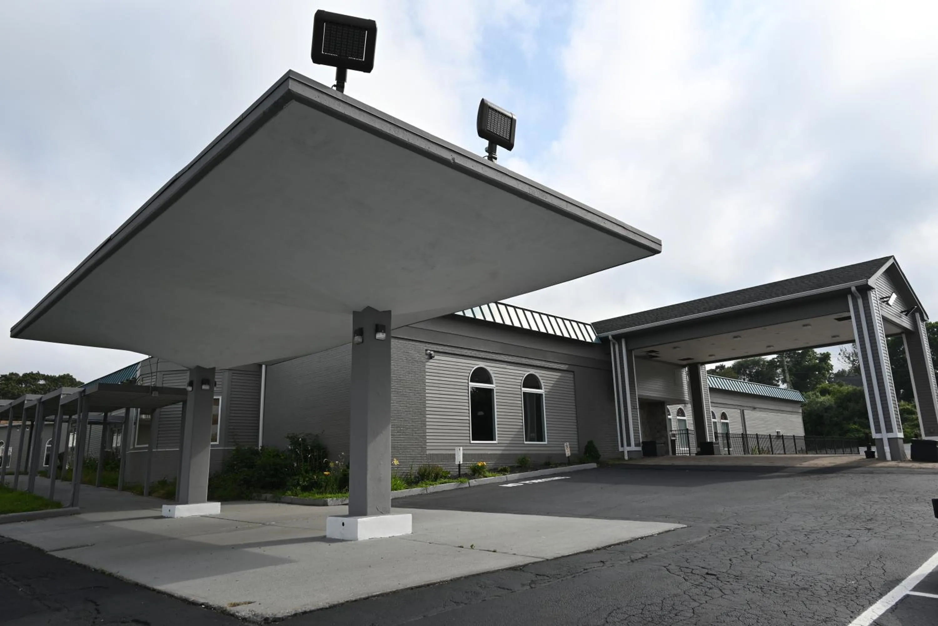 Property building in Whalers Inn and Suites