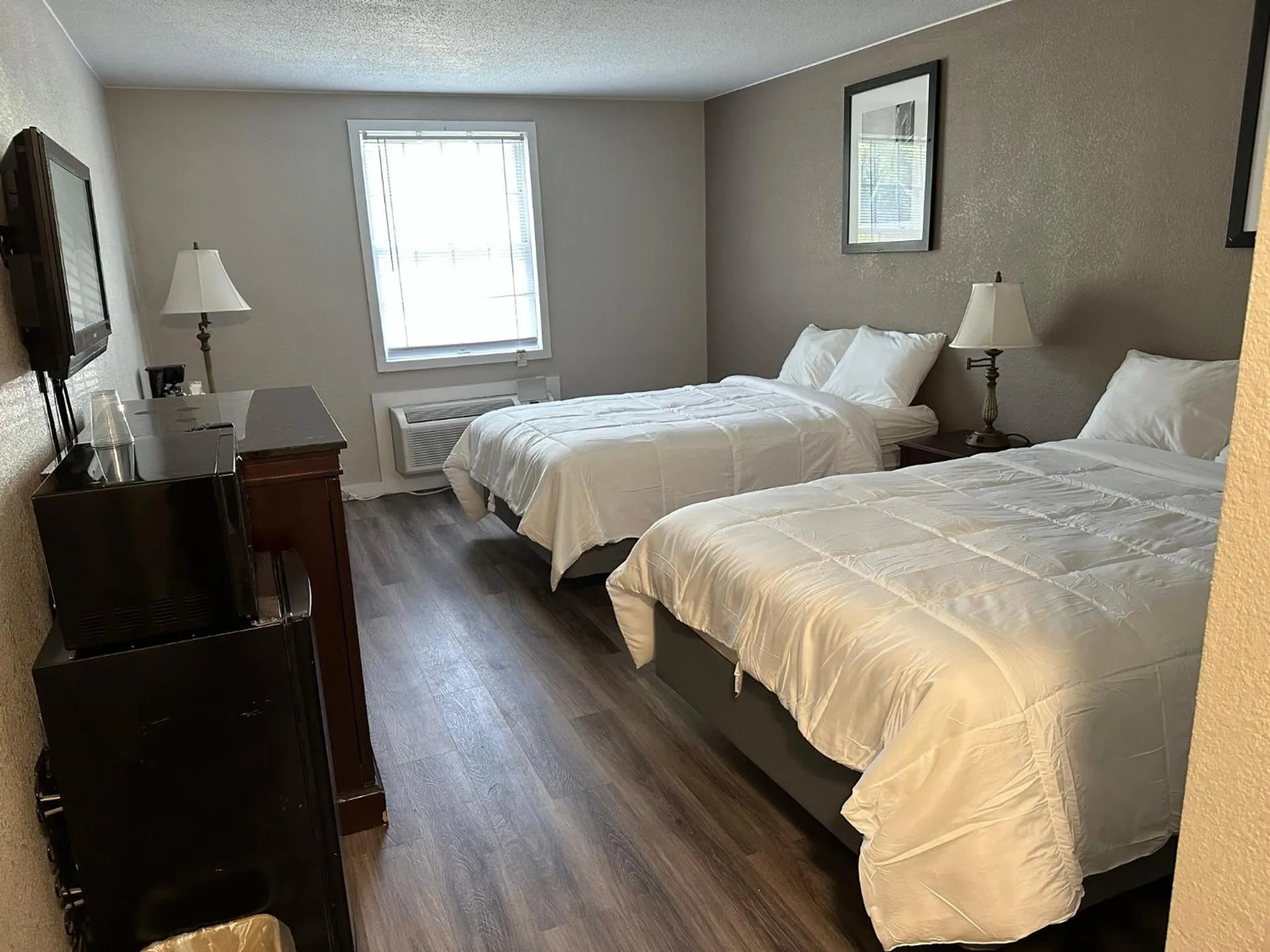 Bedroom, Bed in Whalers Inn and Suites