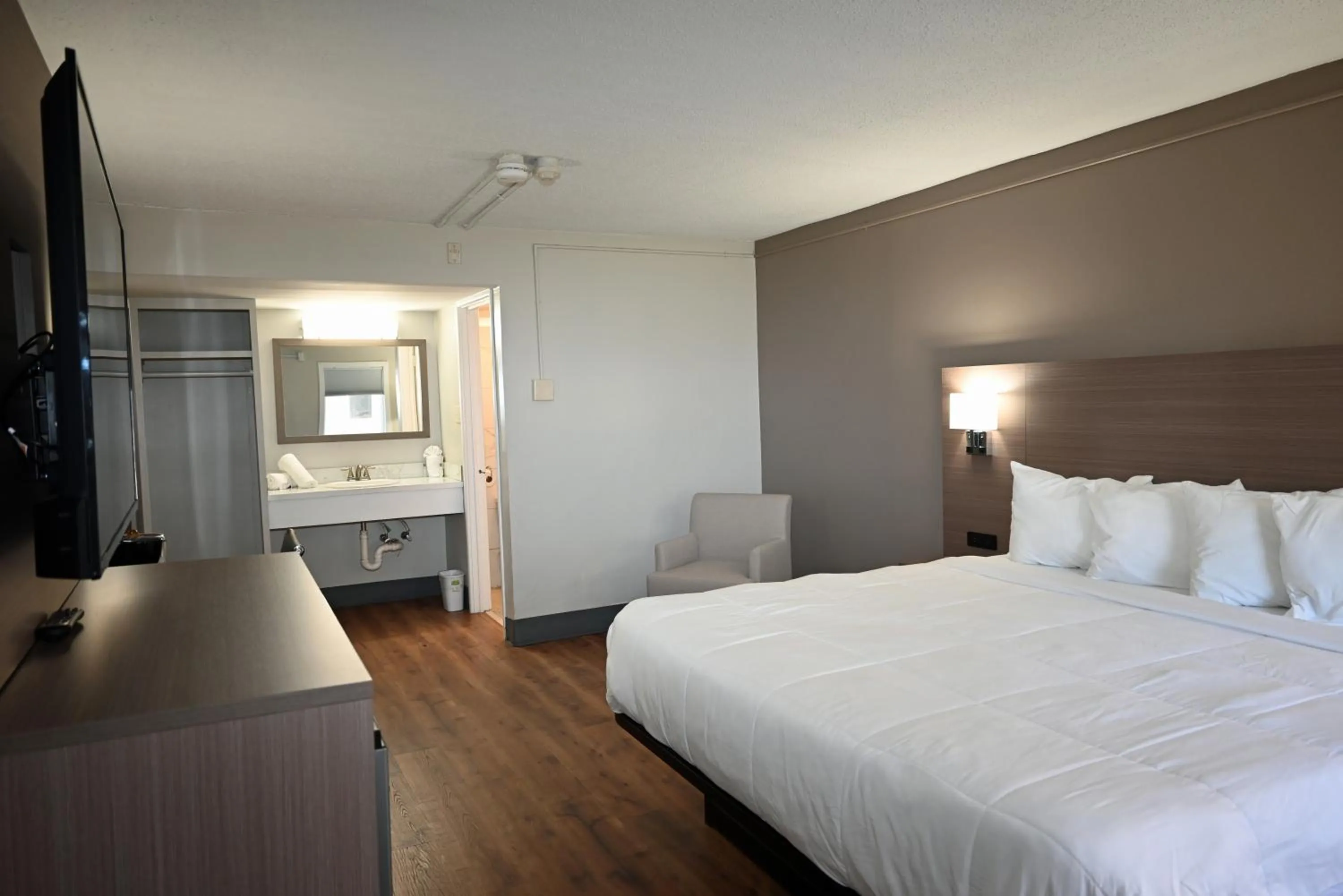 Bedroom, Bed in Whalers Inn and Suites