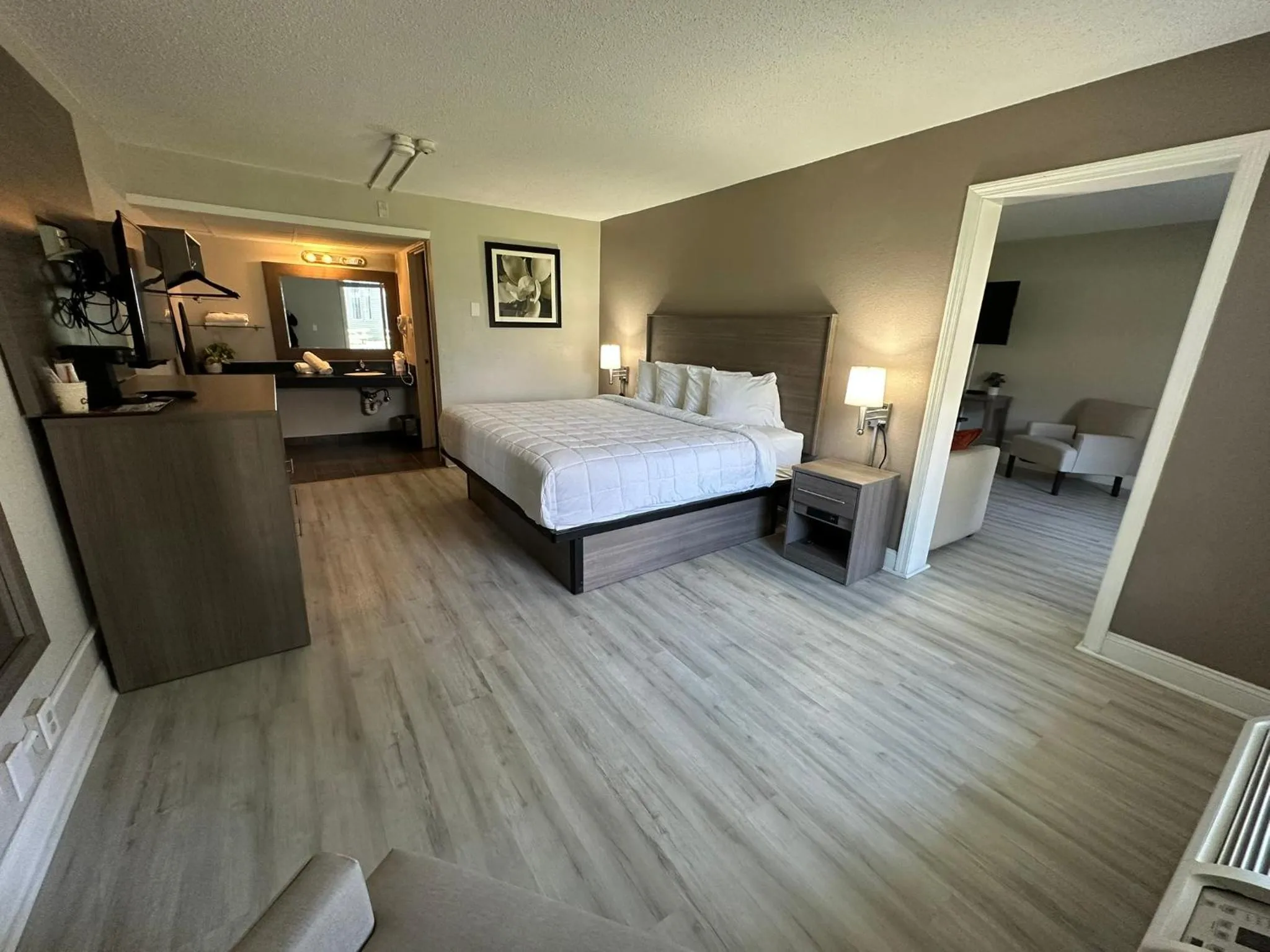 Bedroom, Bed in Whalers Inn and Suites