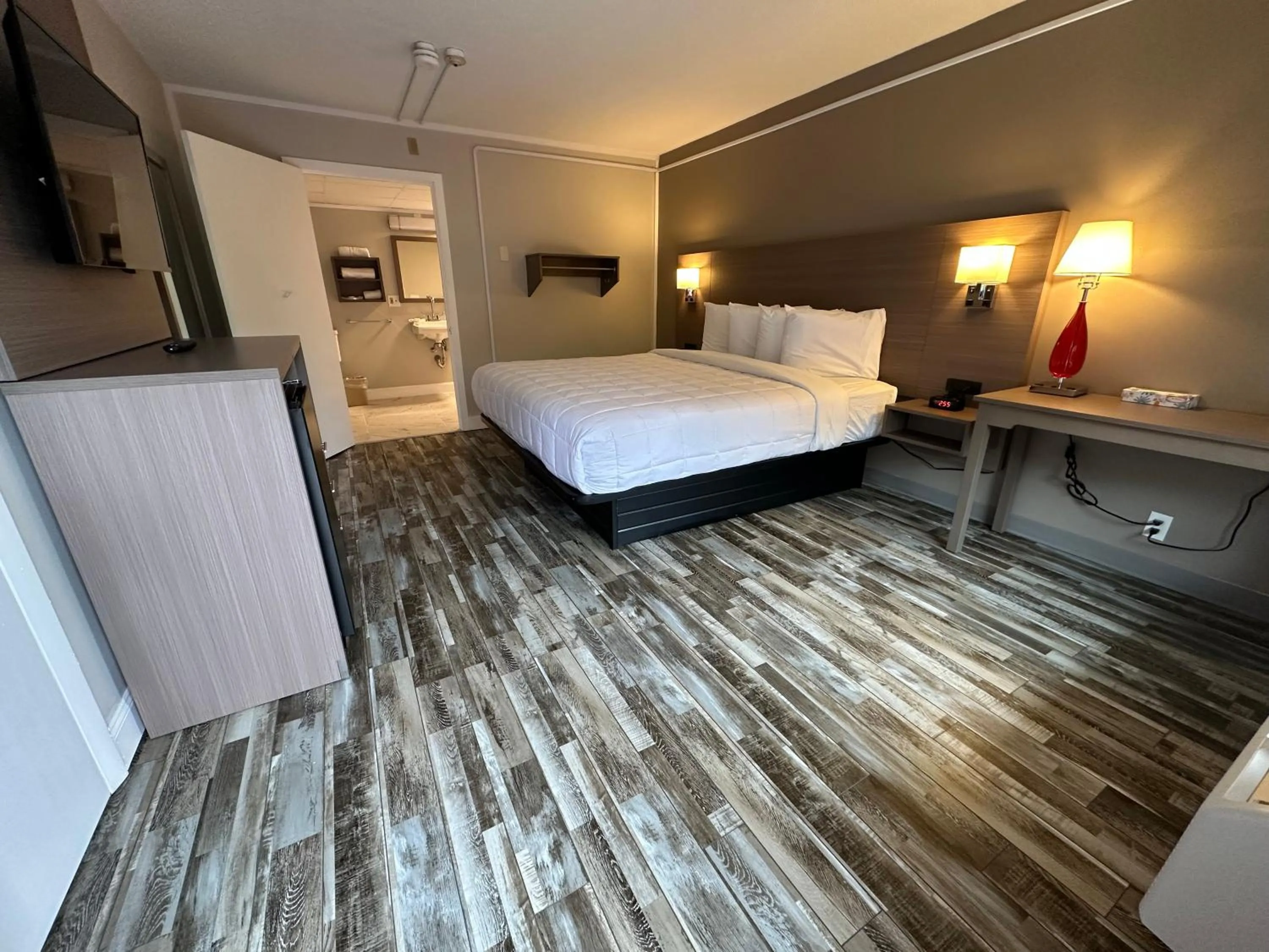 Photo of the whole room, Bed in Whalers Inn and Suites