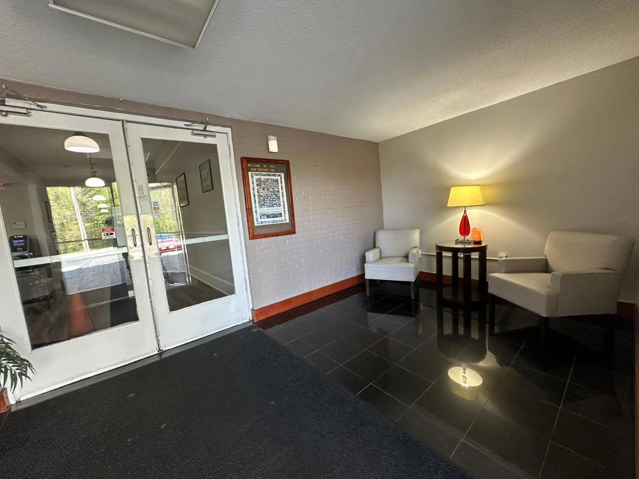 Facade/entrance, Bed in Whalers Inn and Suites