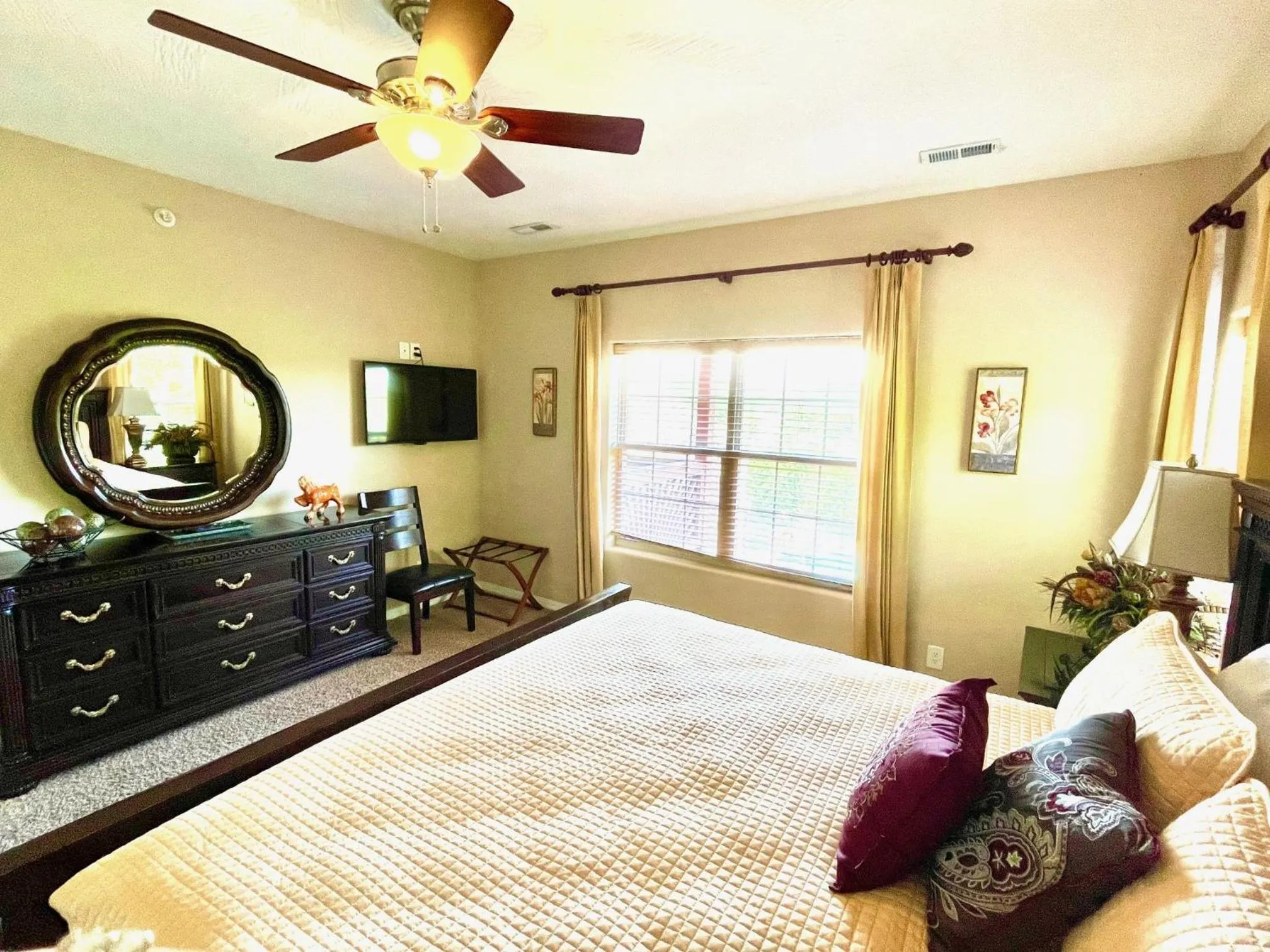 Bedroom, Bed in Rockwood Condos on Table Rock Lake With Boat Slips