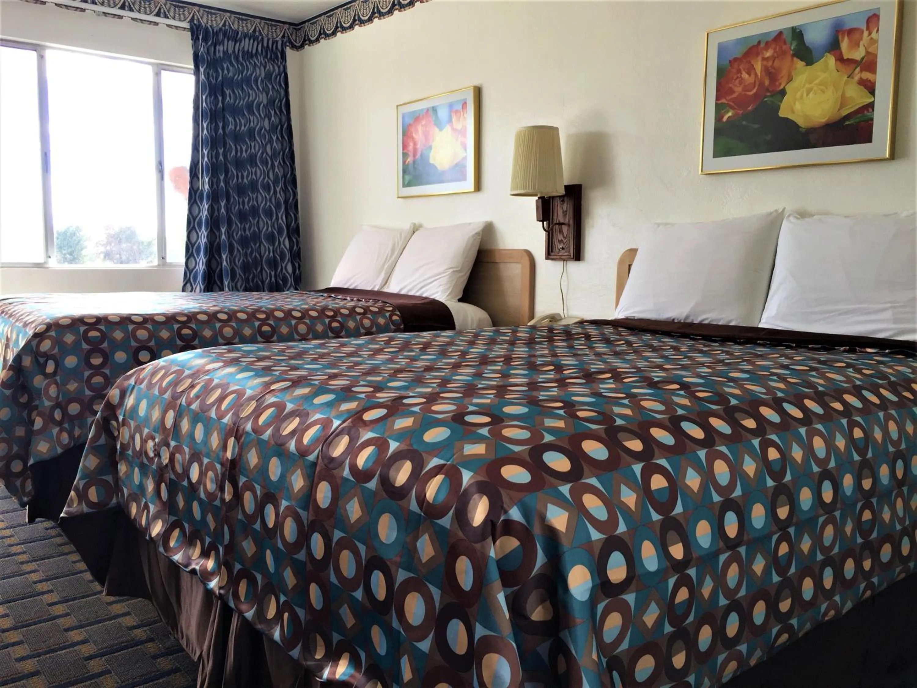 Bed in Ramblin Rose Motel