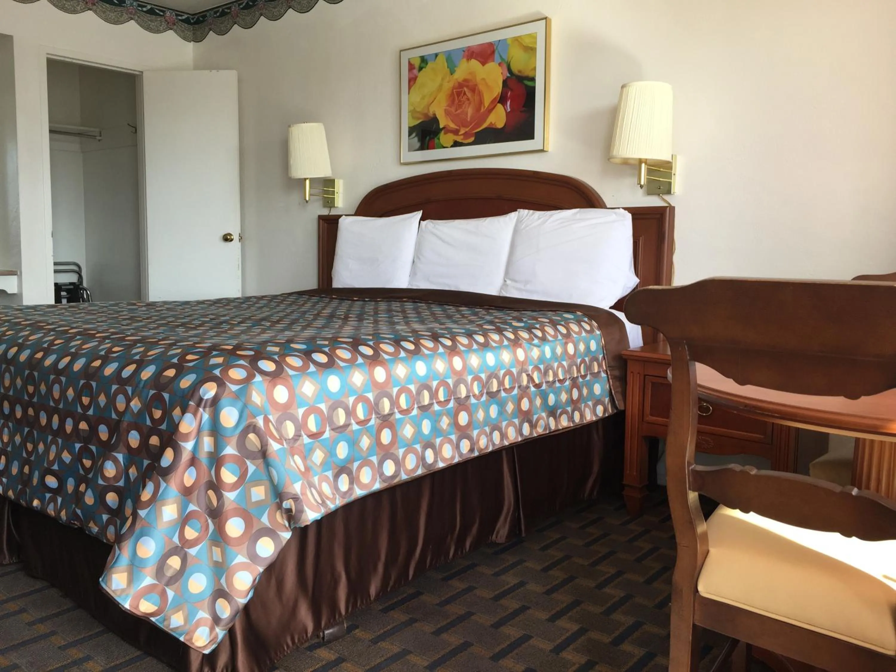 Bed in Ramblin Rose Motel