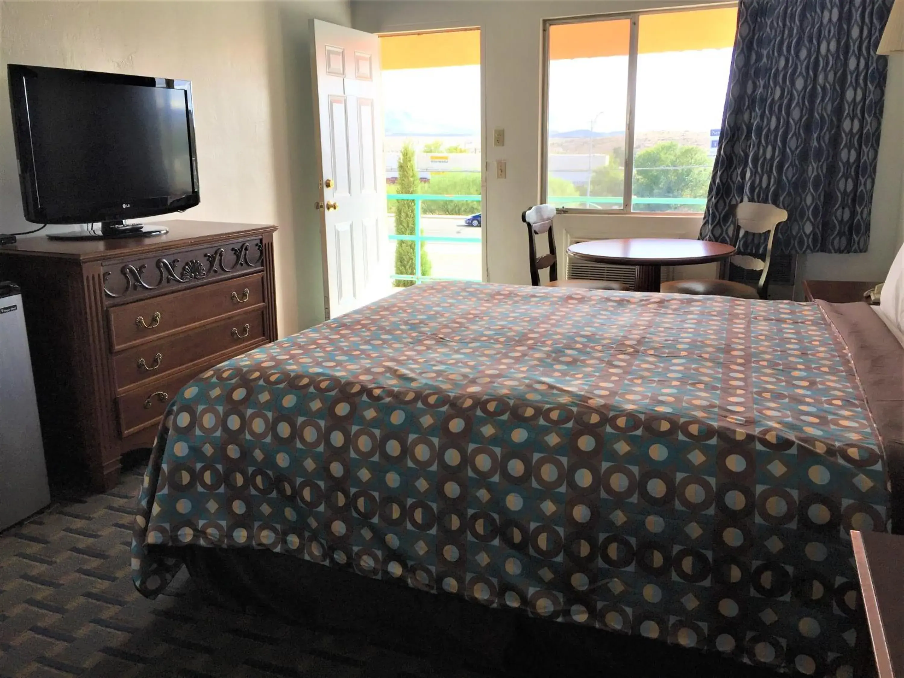 Bed in Ramblin Rose Motel Bed in Ramblin Rose Motel