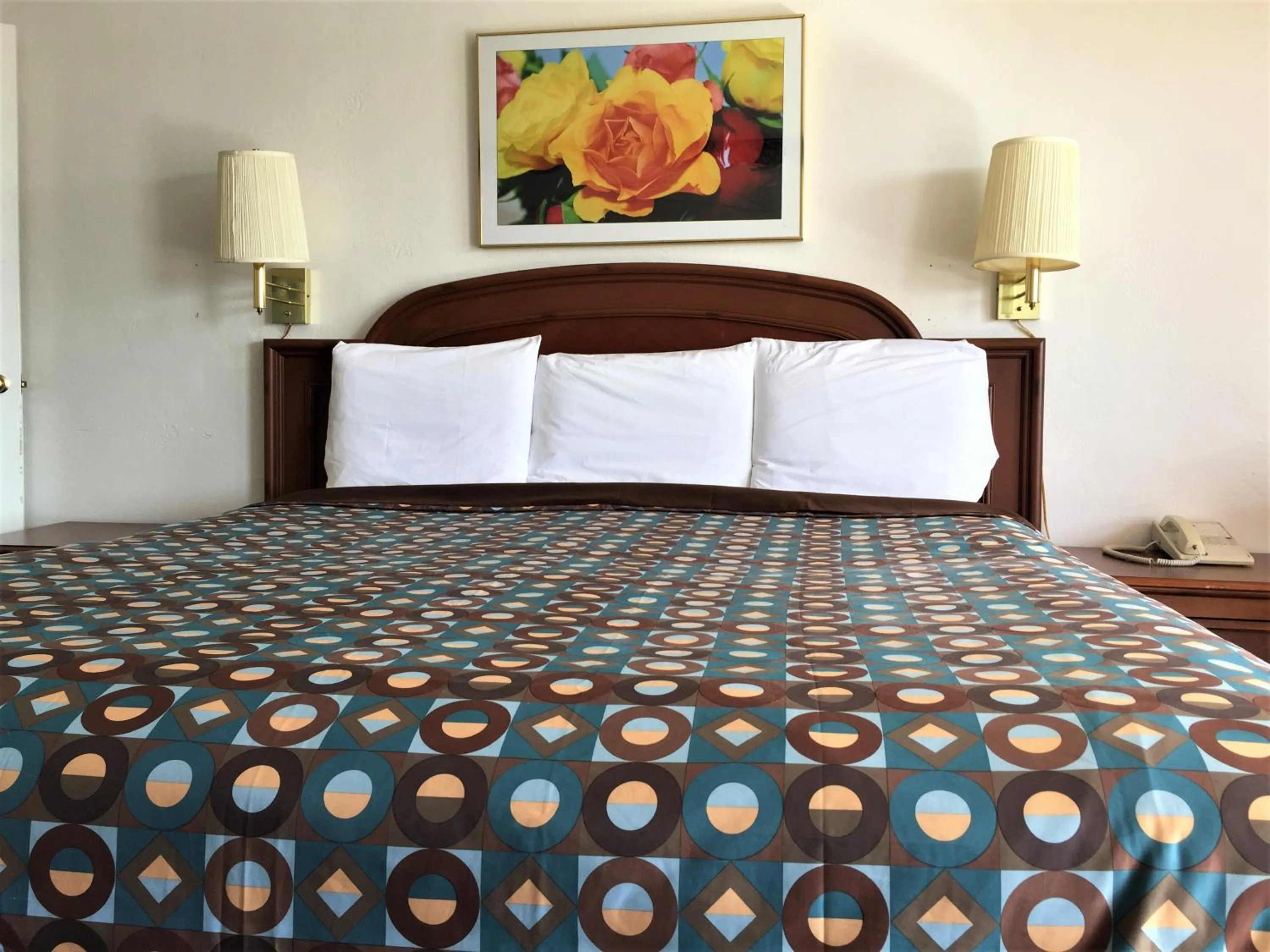 Bed in Ramblin Rose Motel