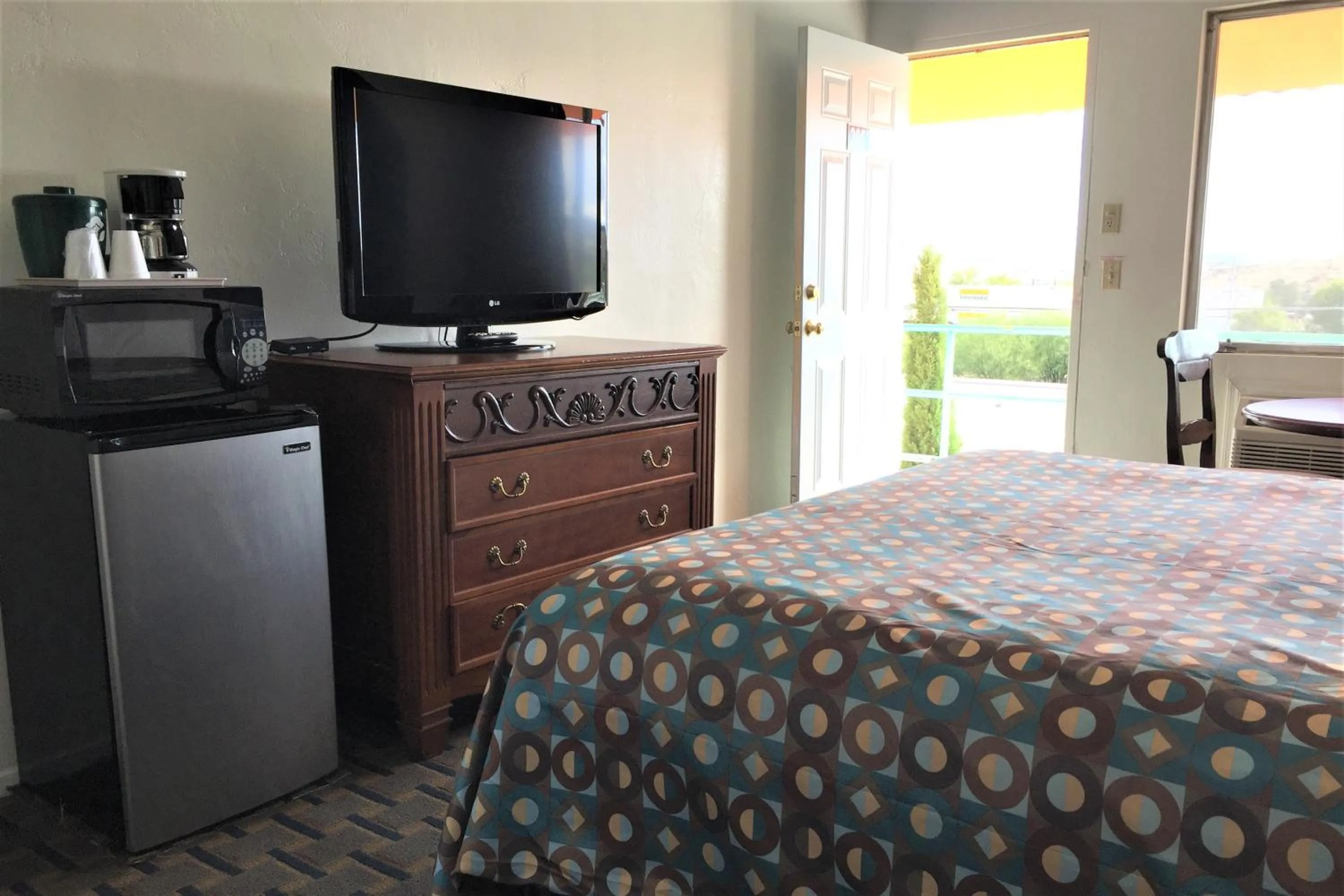 Bed in Ramblin Rose Motel