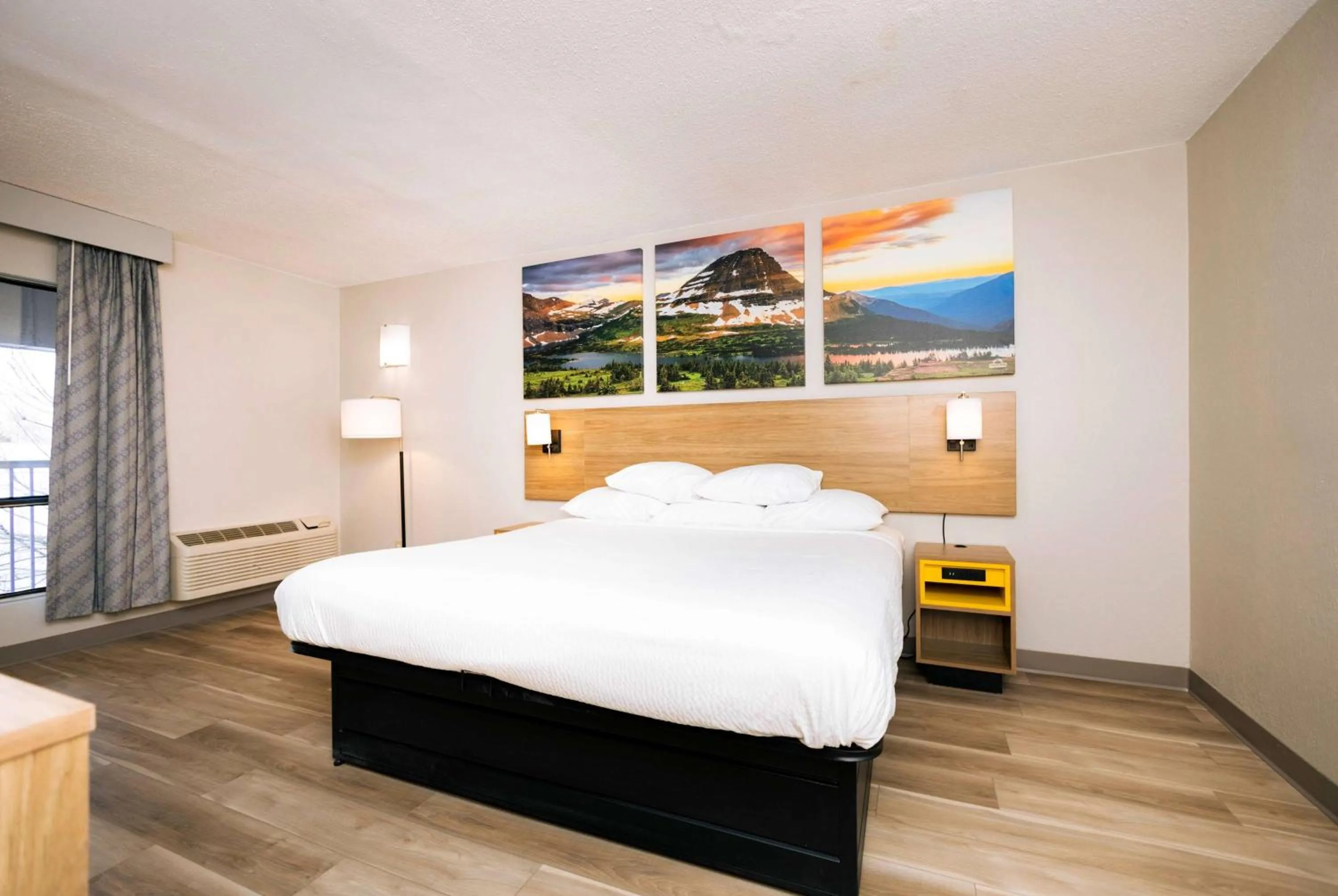 Photo of the whole room, Bed in Days Inn by Wyndham Cincinnati East