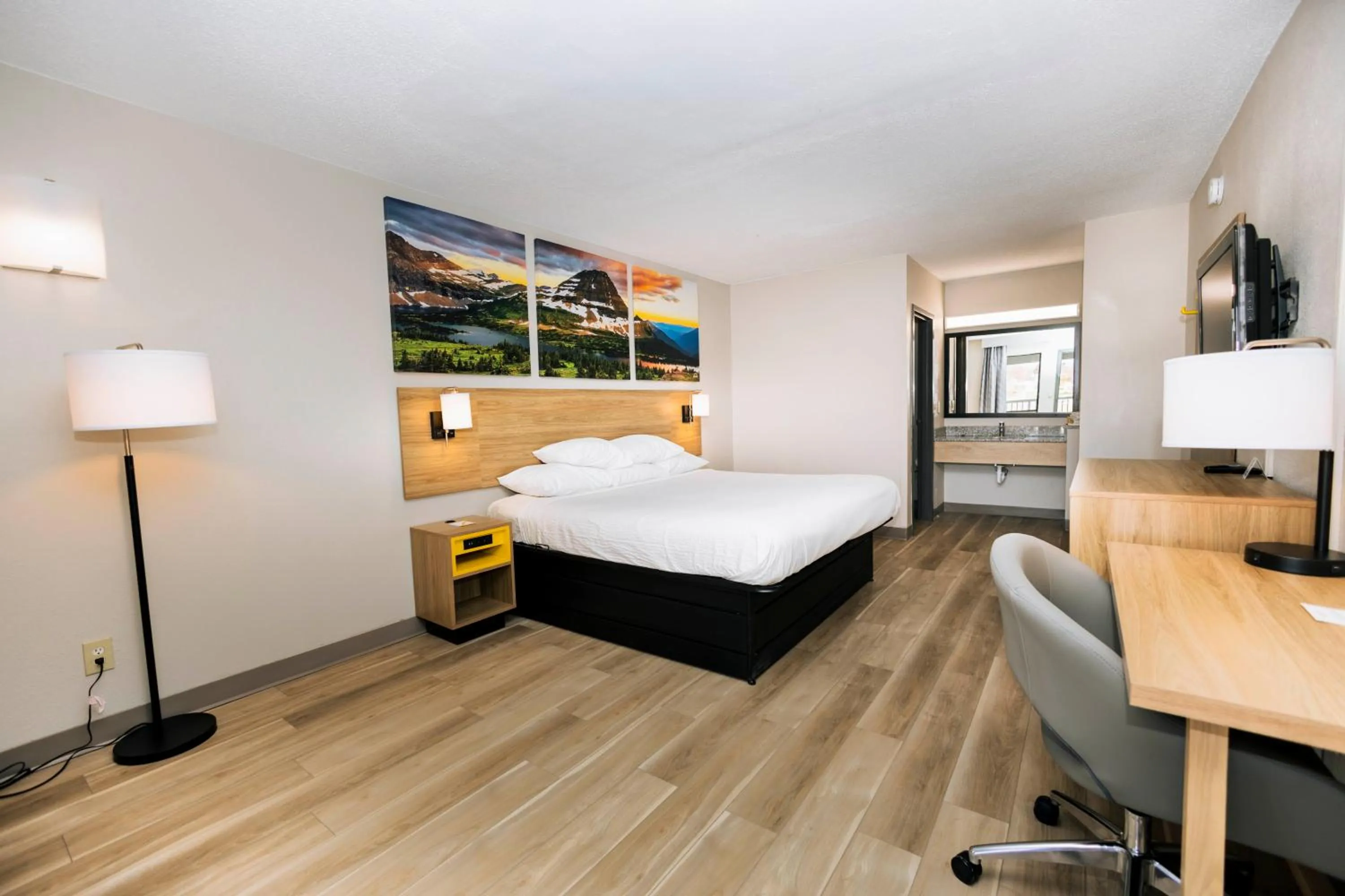 Guests, Bed in Days Inn by Wyndham Cincinnati East