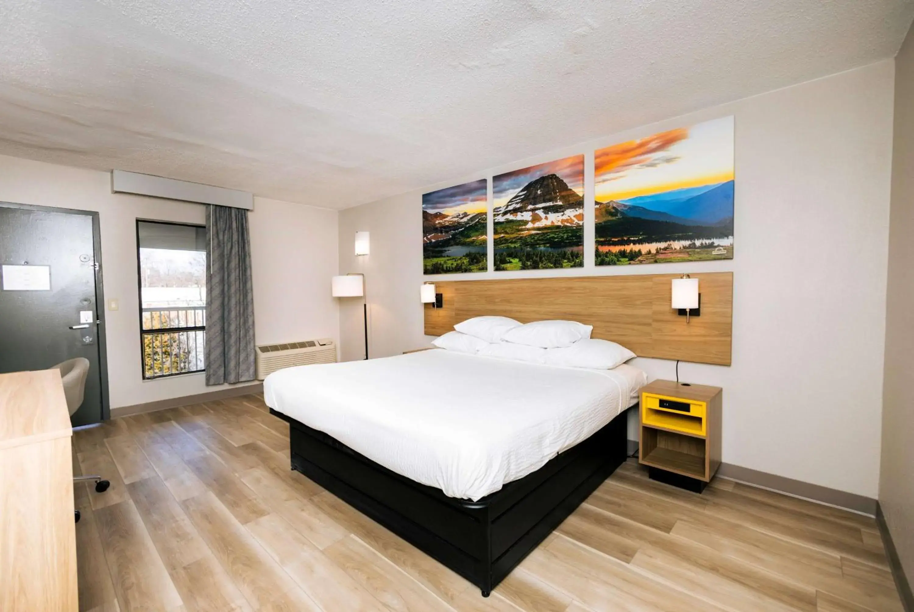 Photo of the whole room, Bed in Days Inn by Wyndham Cincinnati East Photo of the whole room, Bed in Days Inn by Wyndham Cincinnati East