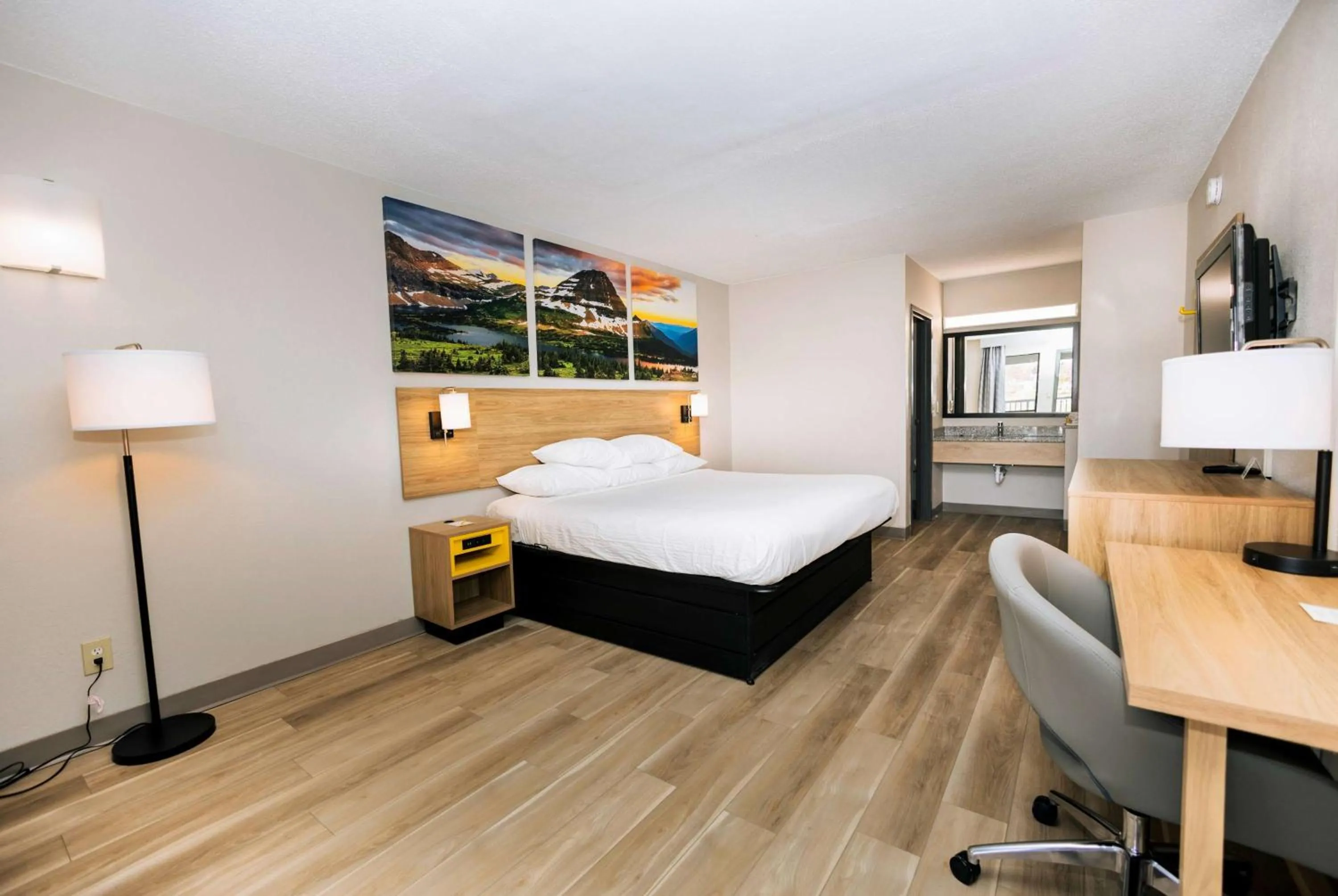 Photo of the whole room, Bed in Days Inn by Wyndham Cincinnati East