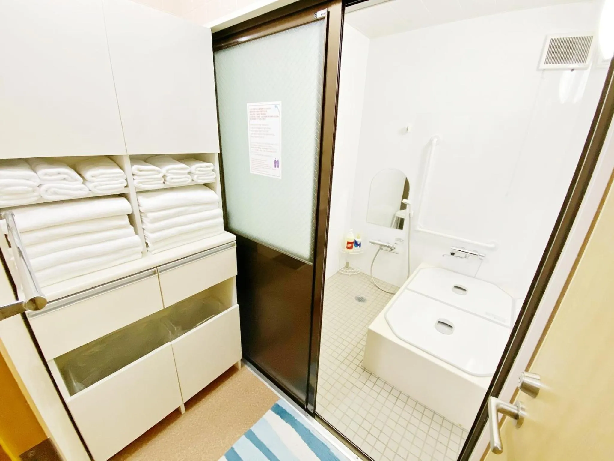 Bathroom, Bed in GuestHouse017徳島個室 飲食街中心 阿波踊り会館7分 文理&徳島大学 アスティとくしま車8分
