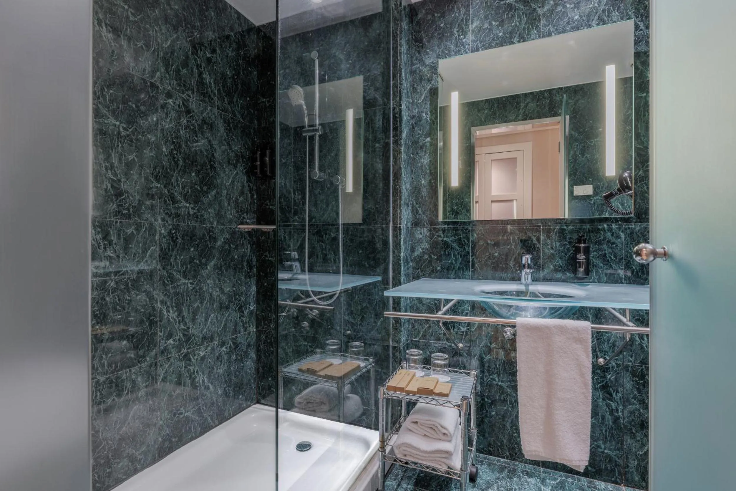 Bathroom in Hotel Vilamarí