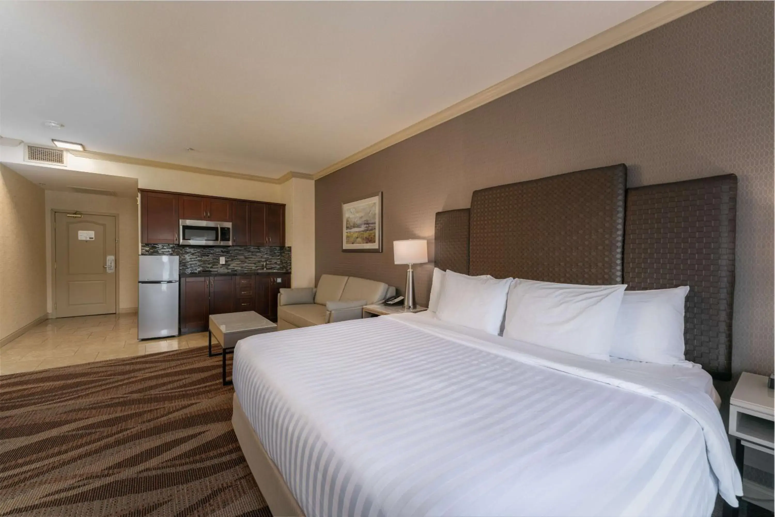 King Room with Kitchenette and Lake View in Prestige Harbourfront Resort, WorldHotels Luxury King Room with Kitchenette and Lake View in Prestige Harbourfront Resort, WorldHotels Luxury