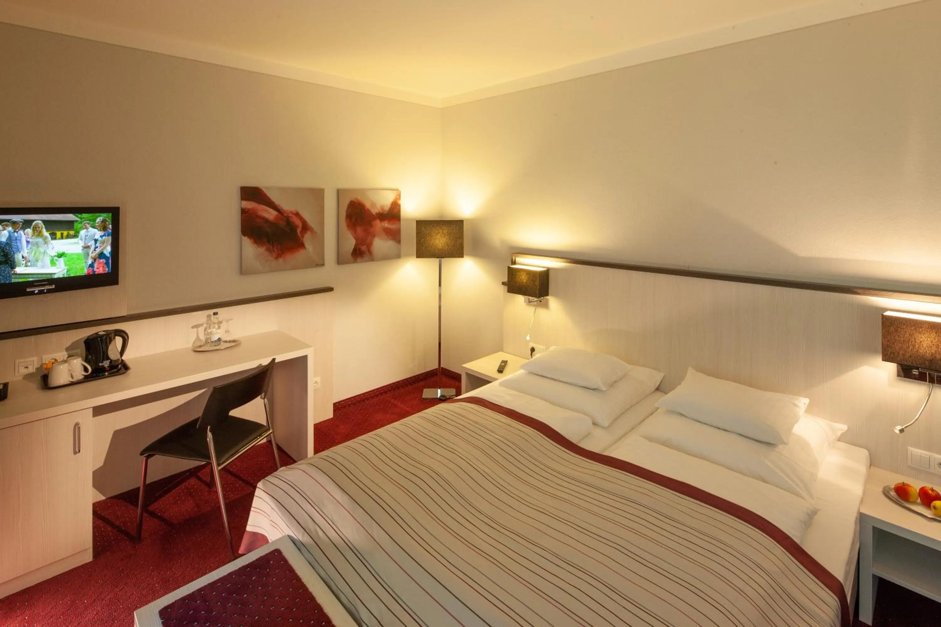 Photo of the whole room, Bed in Bergers Airporthotel Memmingen