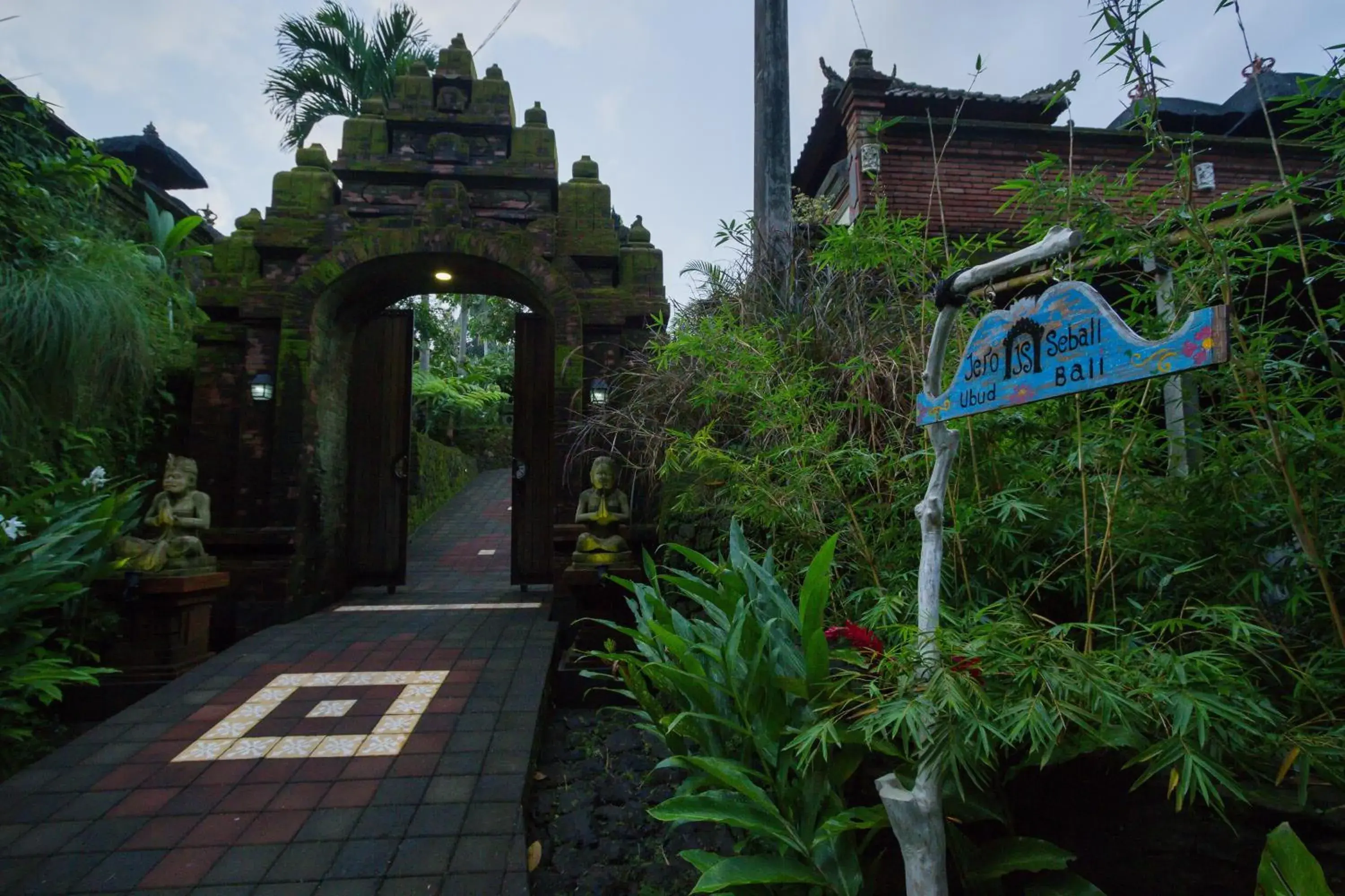 Facade/entrance in Jero Sebali Villa by Travellink Bali Facade/entrance in Jero Sebali Villa by Travellink Bali