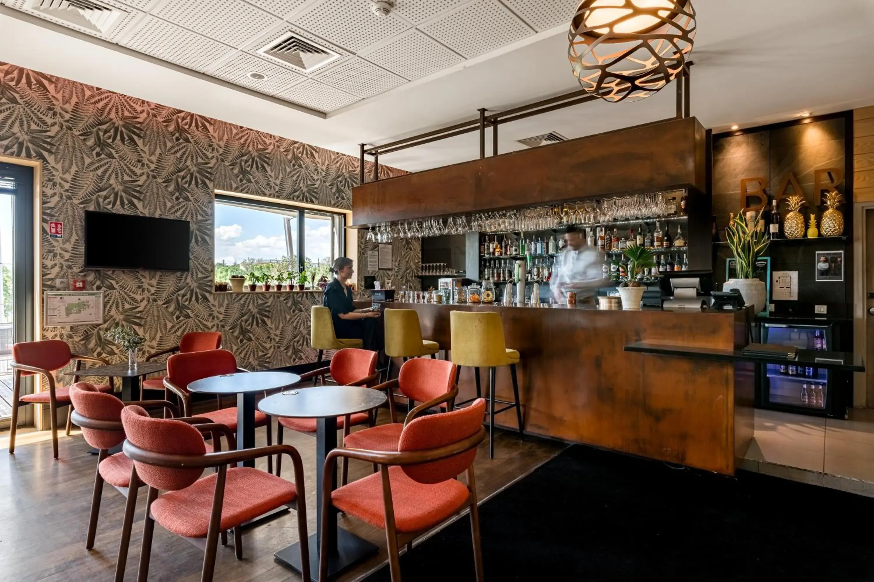 Lounge or bar in DoubleTree by Hilton Lyon Eurexpo & Spa Lounge or bar in DoubleTree by Hilton Lyon Eurexpo & Spa