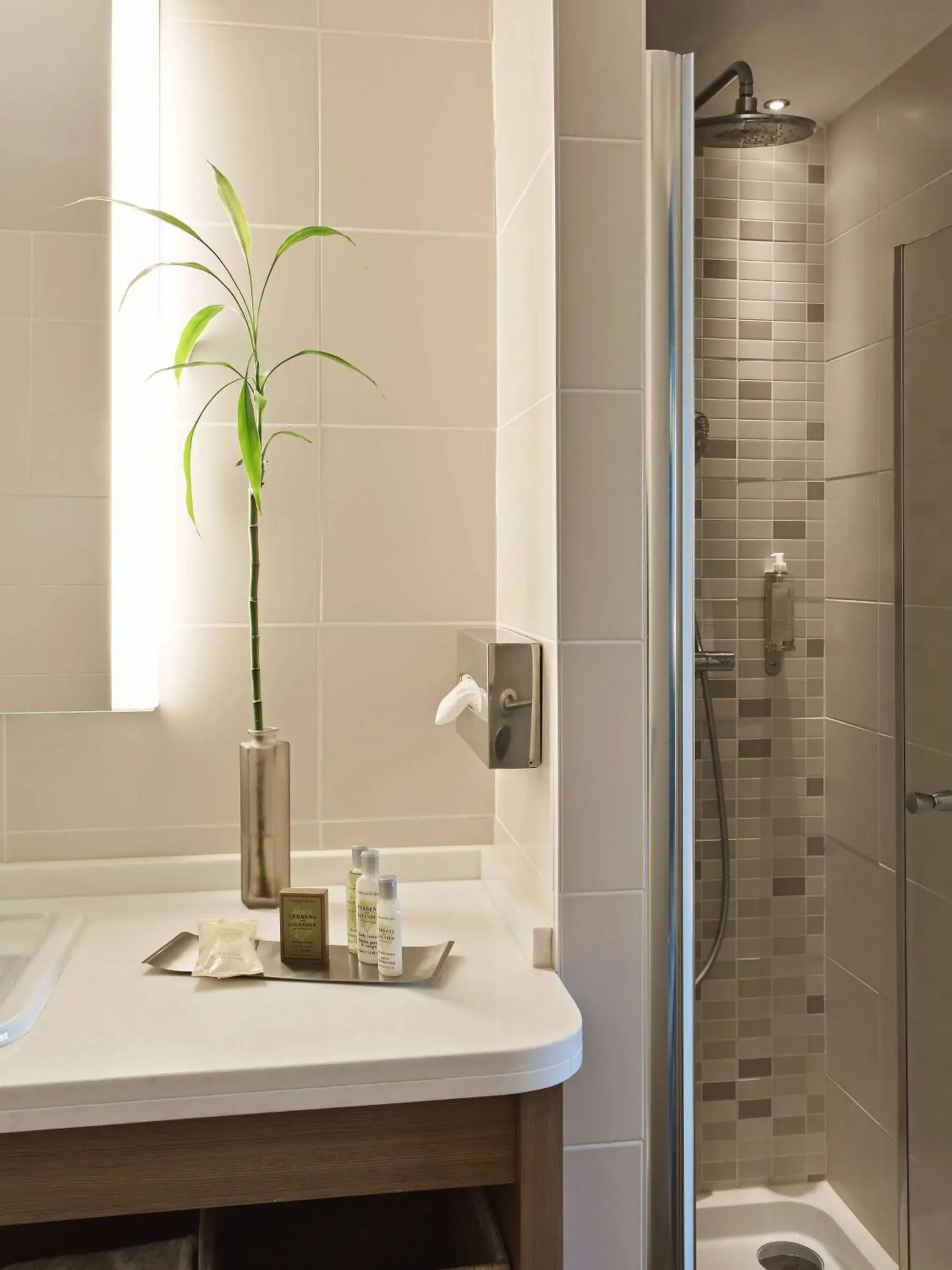 Bathroom in DoubleTree by Hilton Lyon Eurexpo Bathroom in DoubleTree by Hilton Lyon Eurexpo