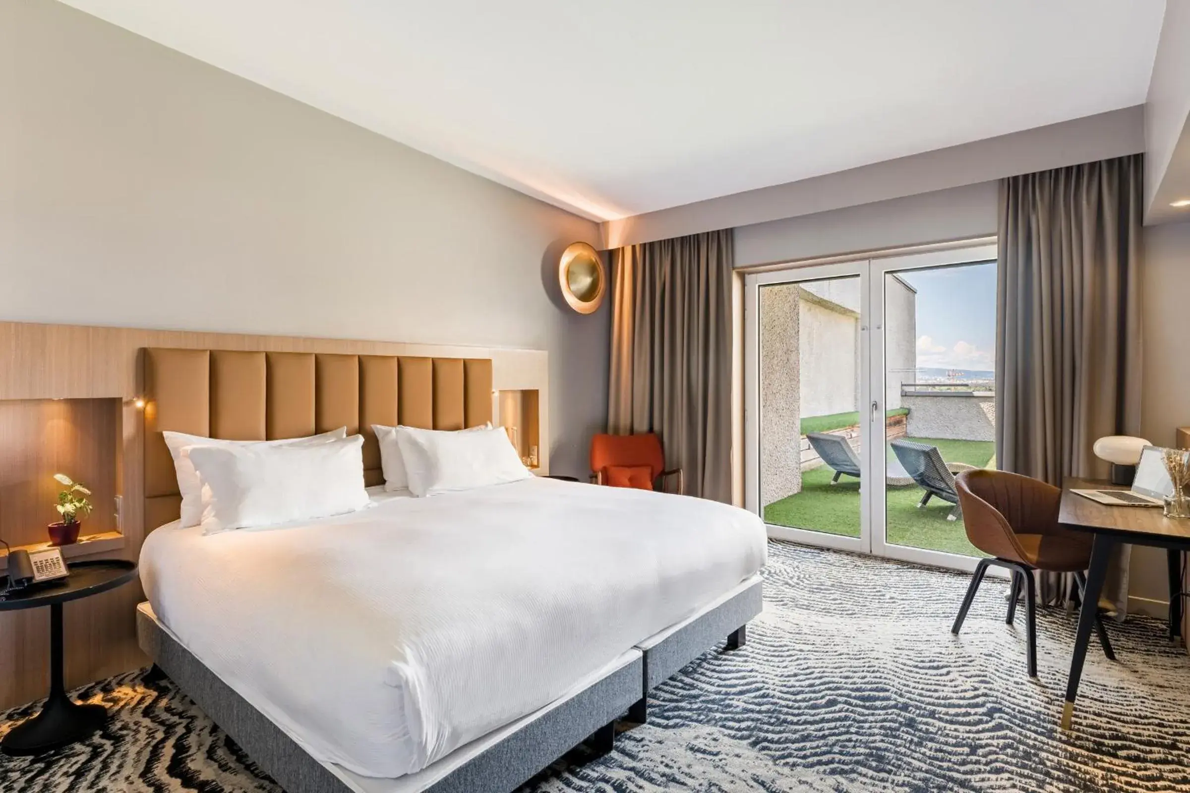 Bed in DoubleTree by Hilton Lyon Eurexpo & Spa Bed in DoubleTree by Hilton Lyon Eurexpo & Spa