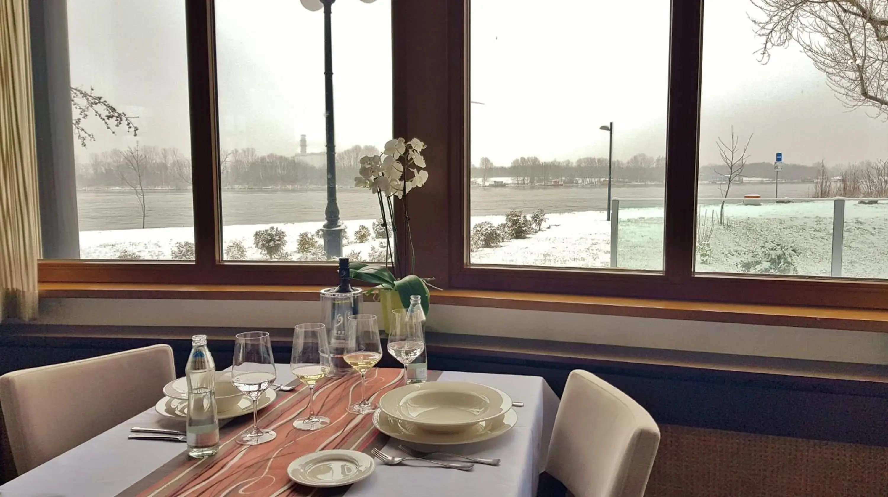 Restaurant/places to eat in River Lodge Restaurant/places to eat in River Lodge