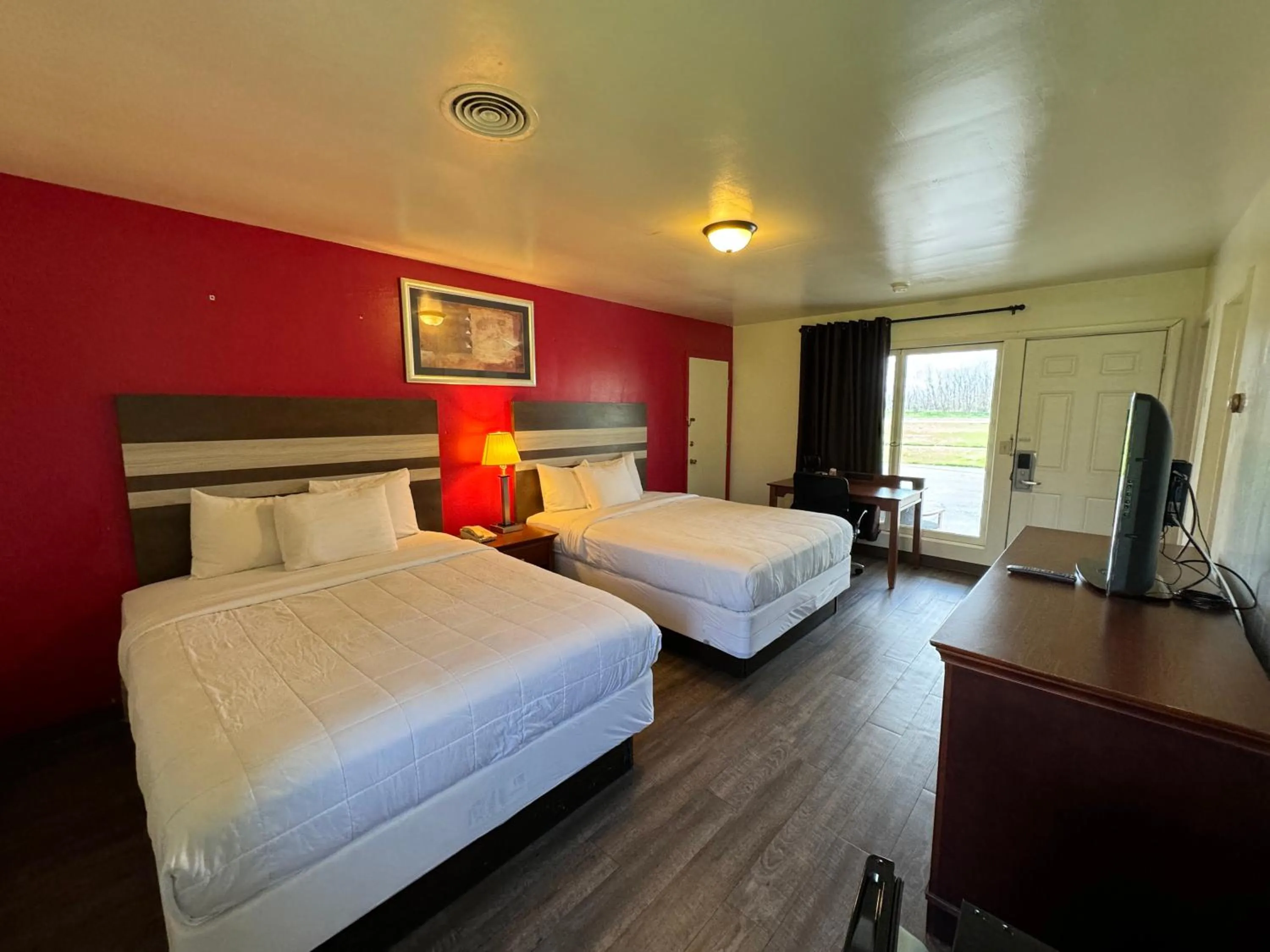 Bed in Thruway Holiday Motel