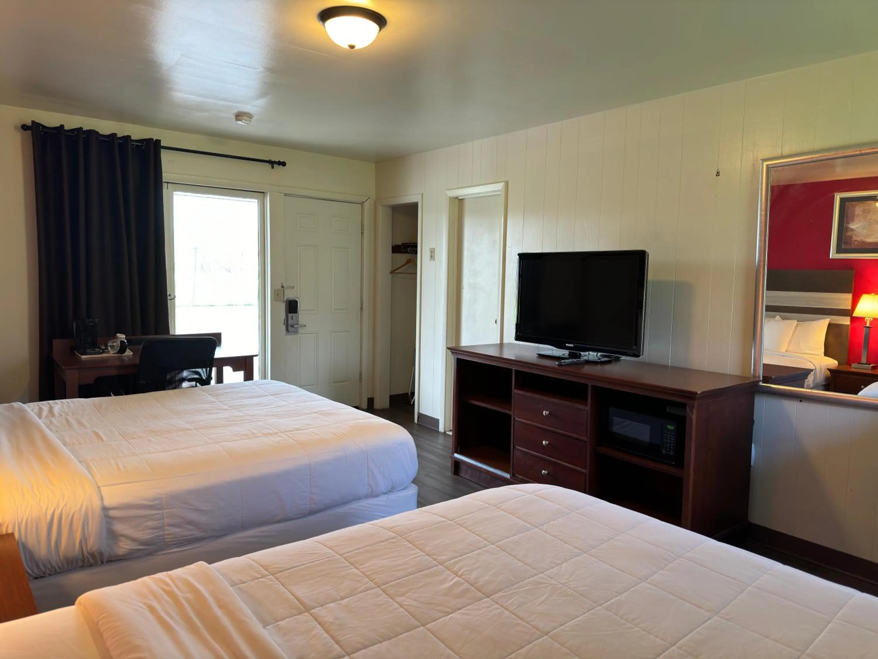 Bed in Thruway Holiday Motel