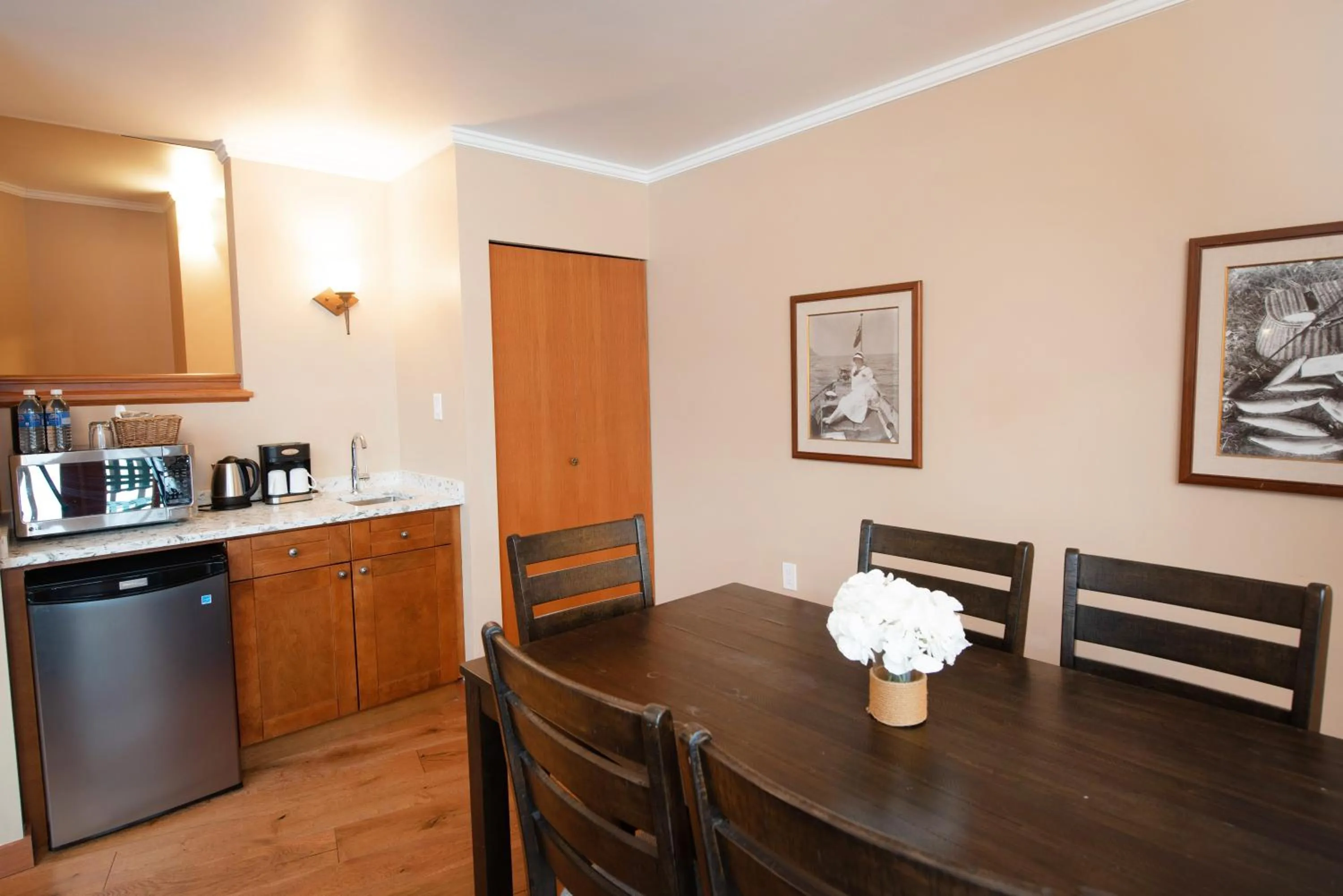 Dining area in Painter's Lodge, Trademark Collection by Wyndham