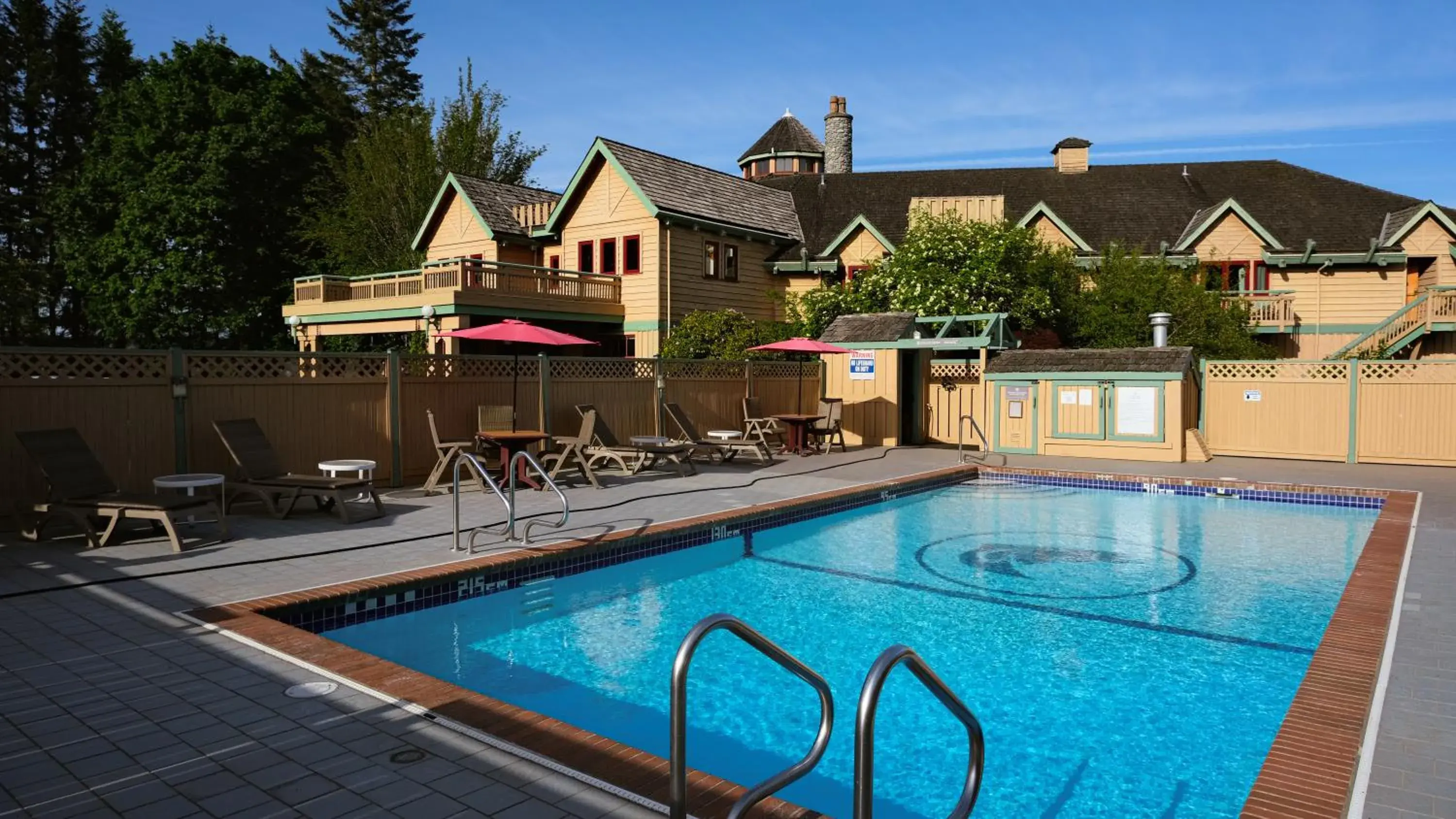 Swimming pool in Painter's Lodge, Trademark Collection by Wyndham Swimming pool in Painter's Lodge, Trademark Collection by Wyndham