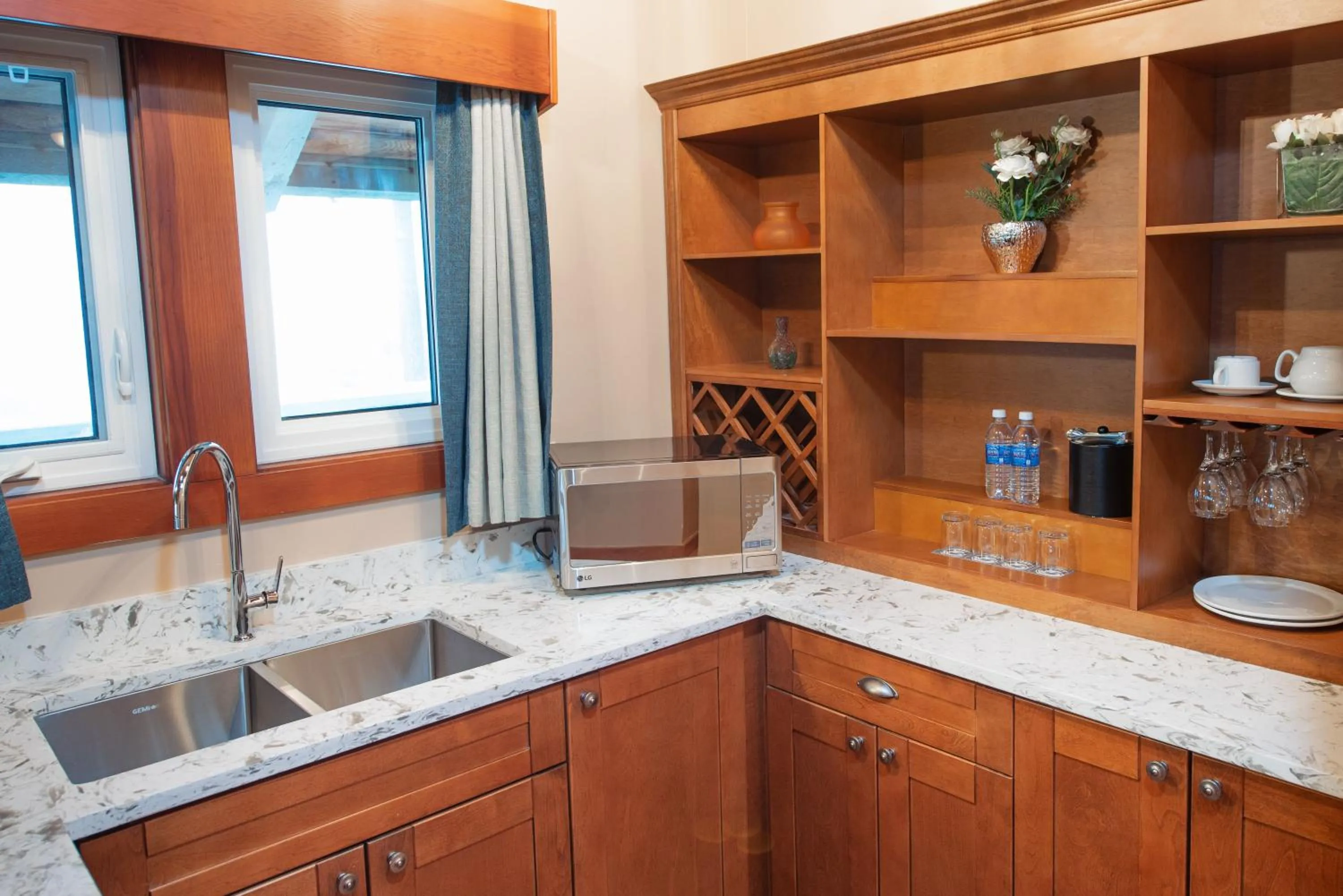 Kitchen or kitchenette in Painter's Lodge, Trademark Collection by Wyndham