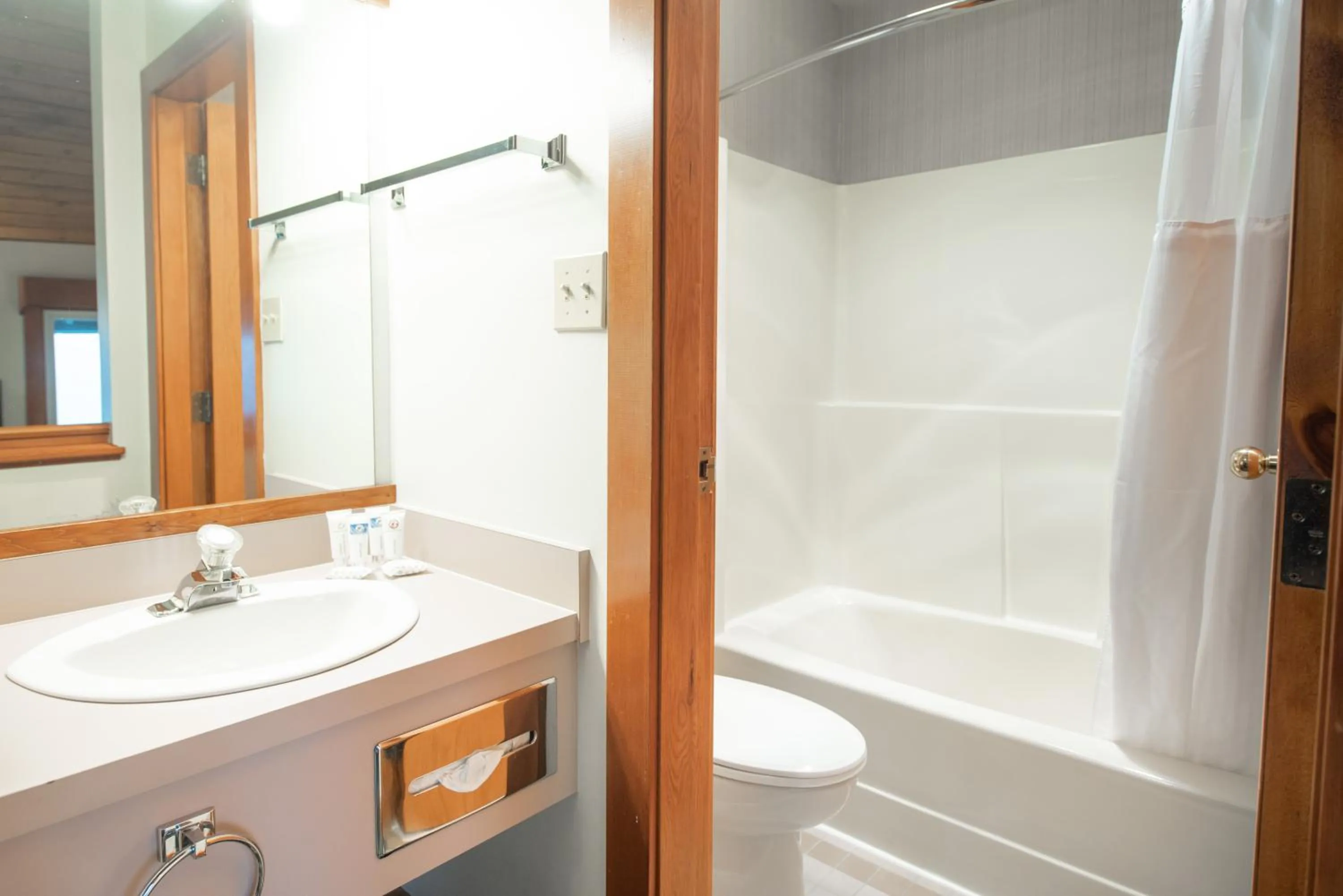 Bathroom in Painter's Lodge, Trademark Collection by Wyndham