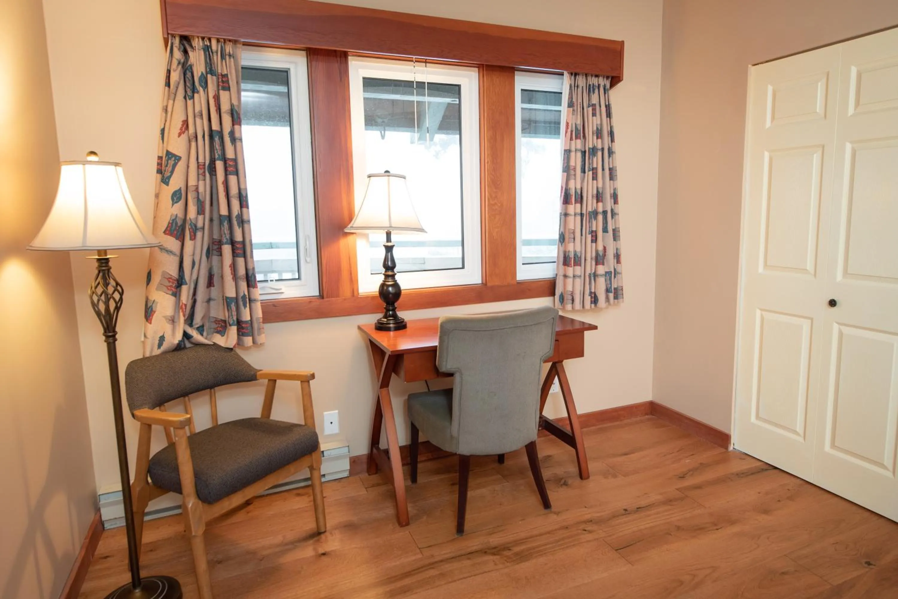 Seating area in Painter's Lodge, Trademark Collection by Wyndham