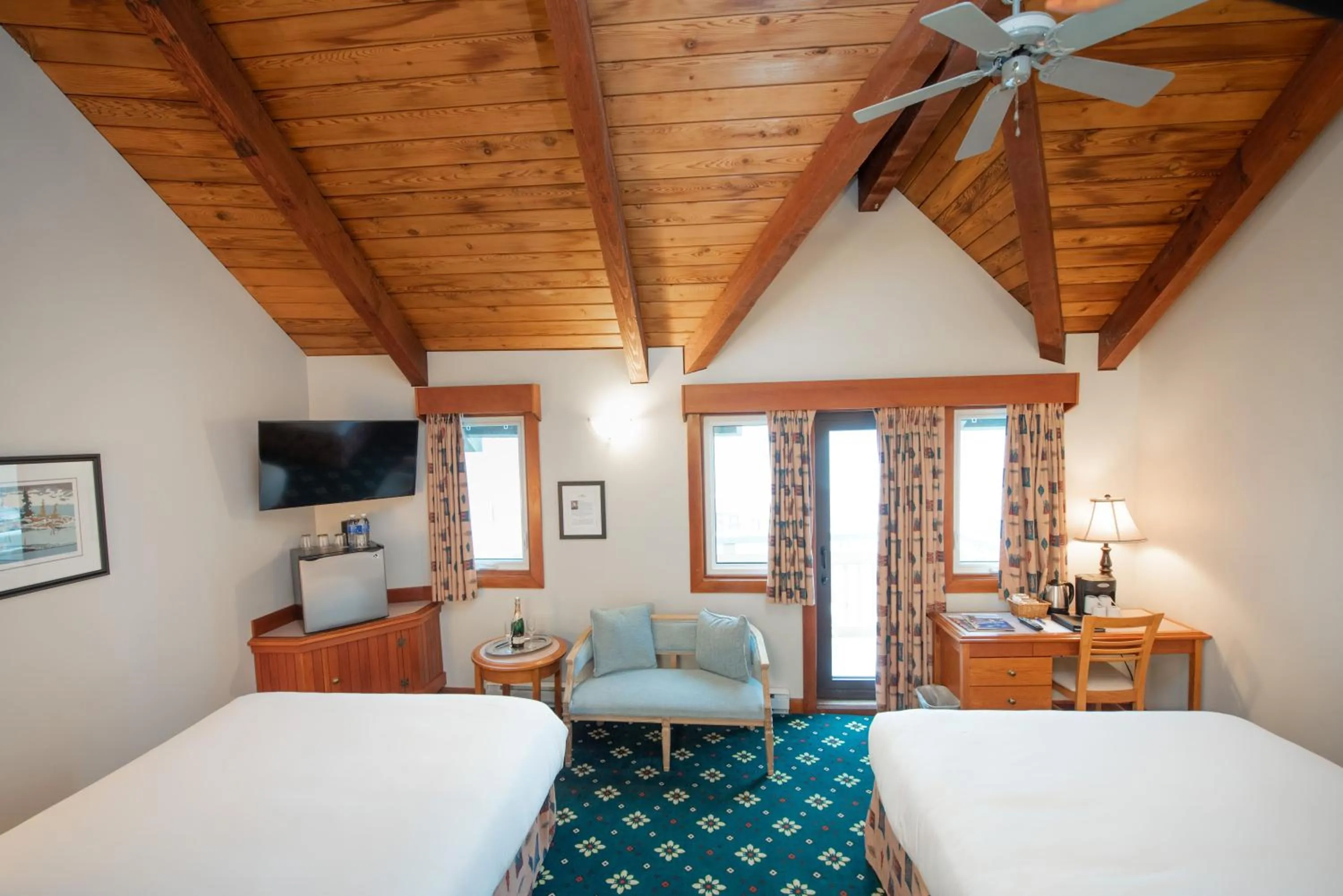 Photo of the whole room in Painter's Lodge, Trademark Collection by Wyndham