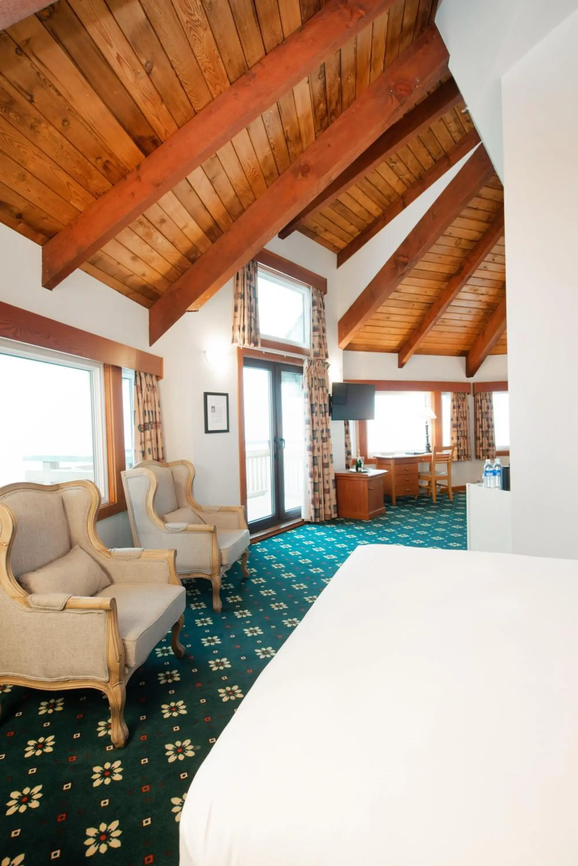 Photo of the whole room in Painter's Lodge, Trademark Collection by Wyndham Photo of the whole room in Painter's Lodge, Trademark Collection by Wyndham