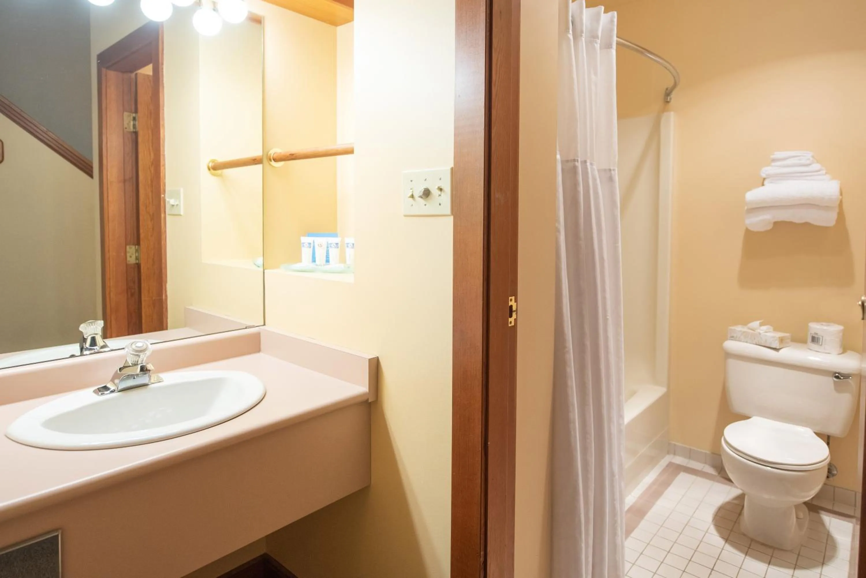 Bathroom in Painter's Lodge, Trademark Collection by Wyndham