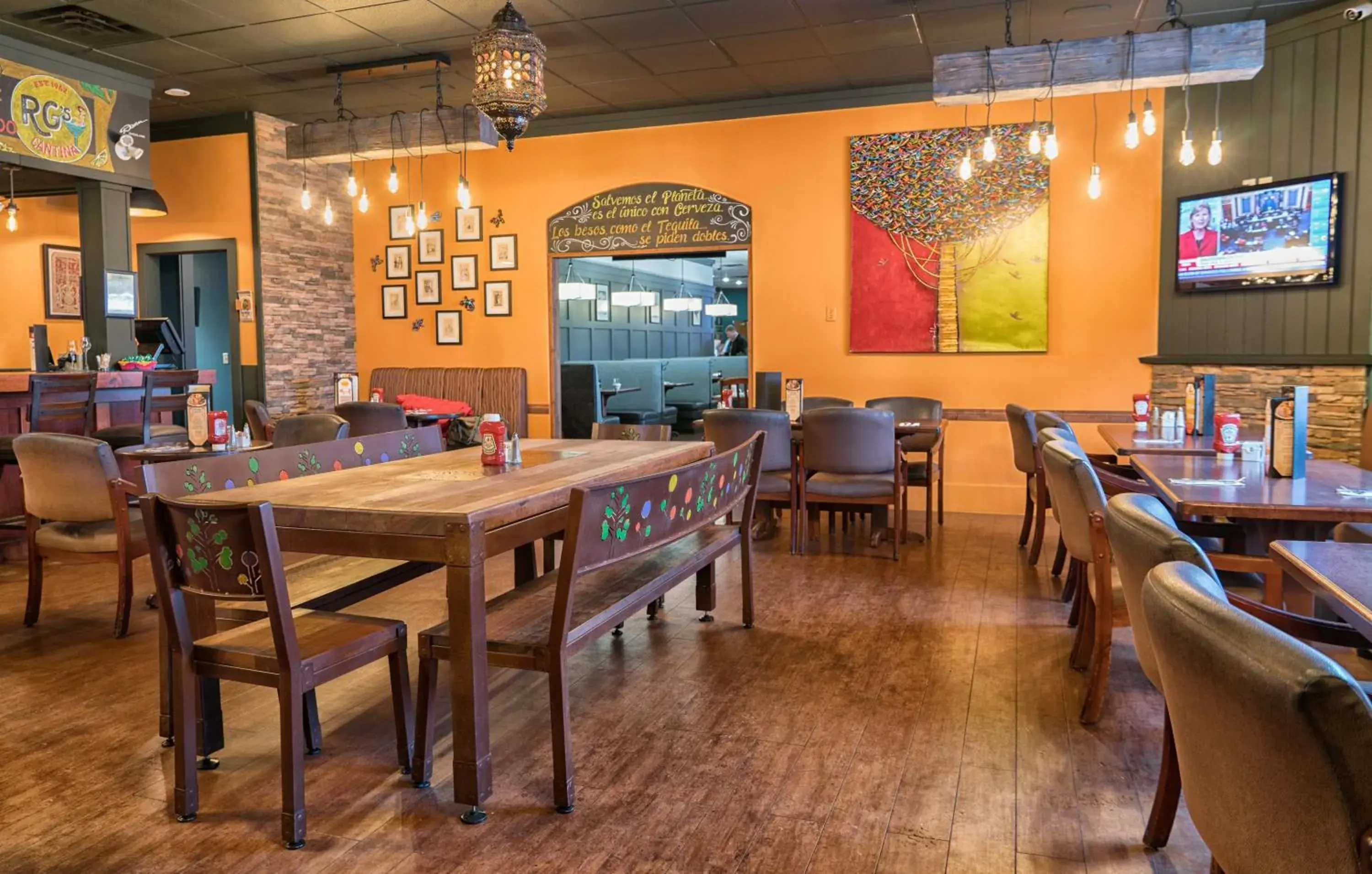 Restaurant/places to eat in Prestige Inn Golden Restaurant/places to eat in Prestige Inn Golden