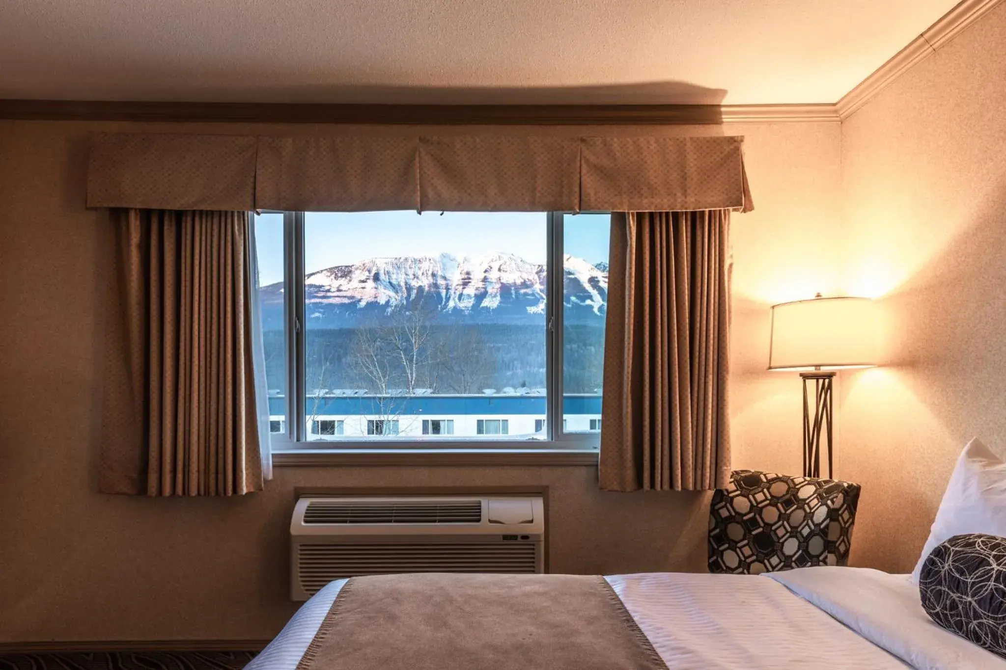 Mountain view, Bed in Prestige Inn Golden Mountain view, Bed in Prestige Inn Golden