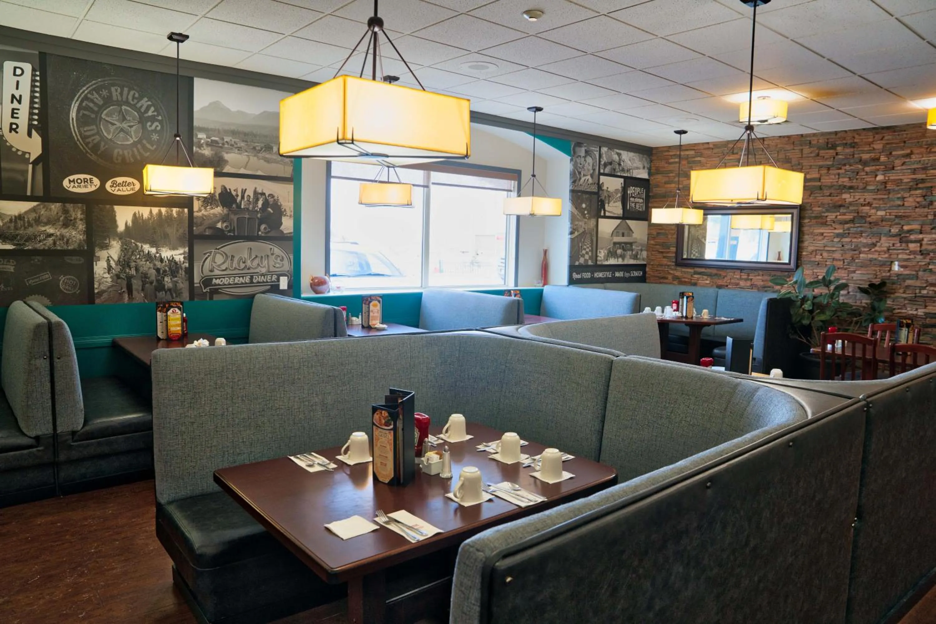 Restaurant/places to eat in Prestige Inn Golden