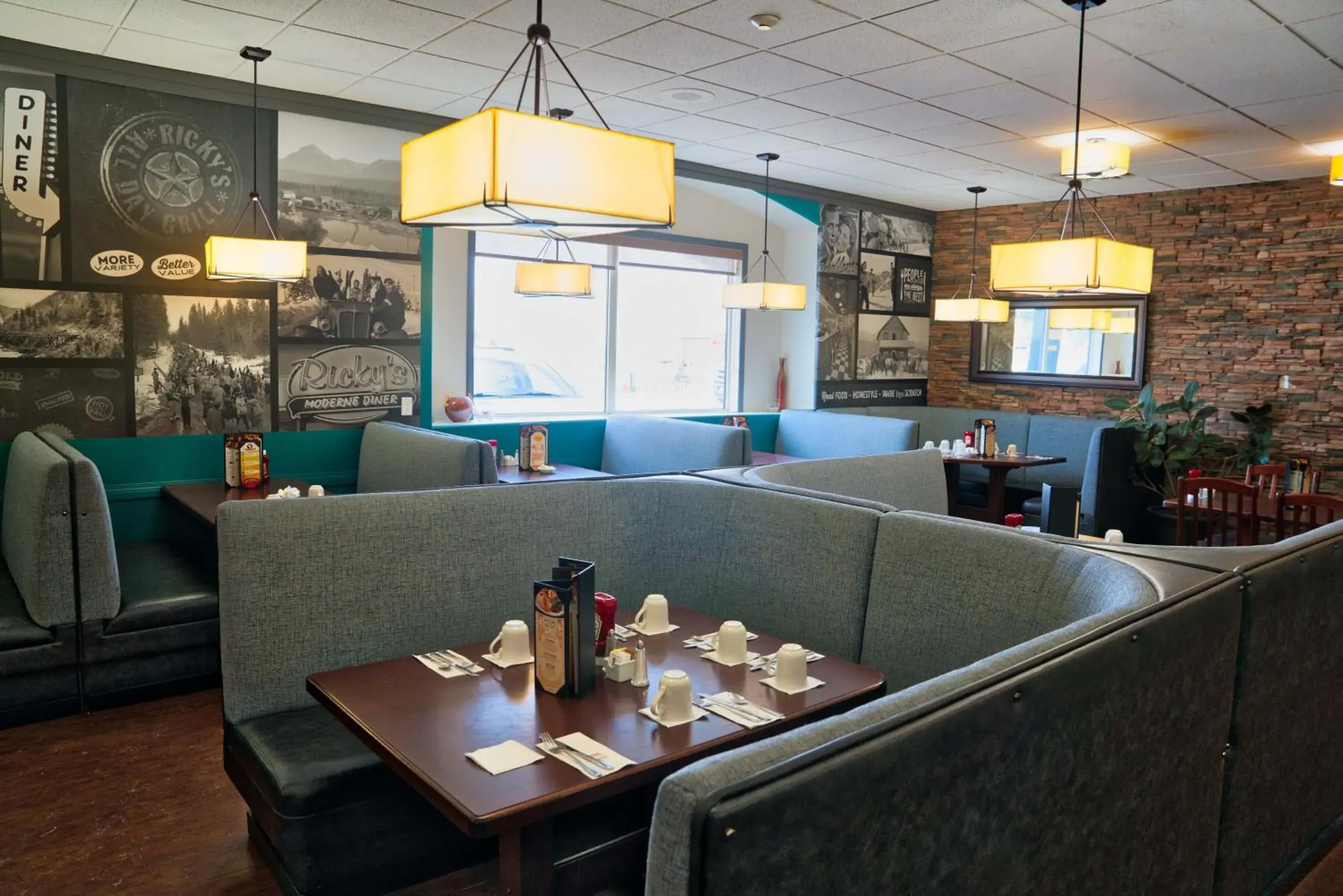 Restaurant/places to eat in Prestige Inn Golden Restaurant/places to eat in Prestige Inn Golden