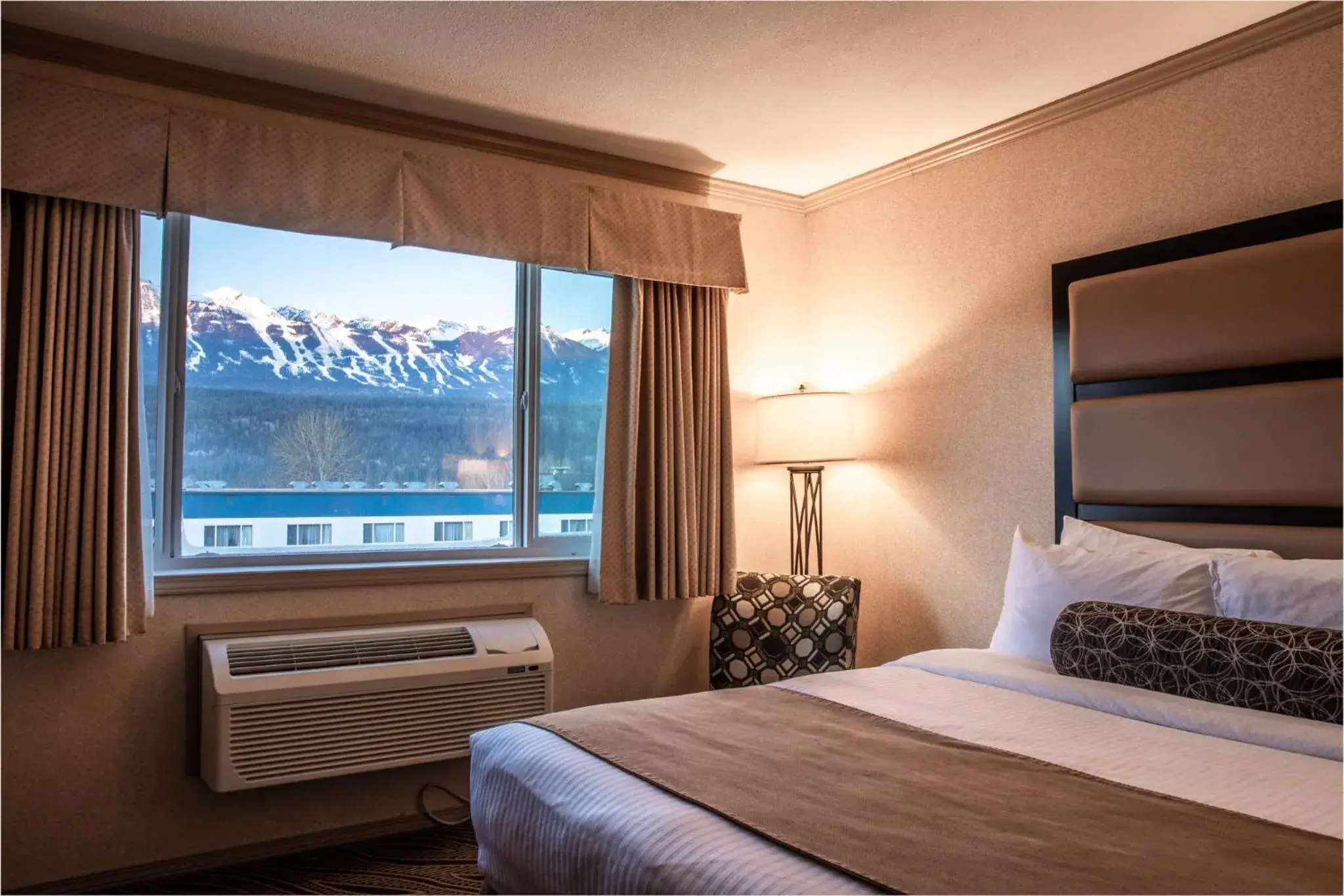 Bed in Prestige Inn Golden Bed in Prestige Inn Golden