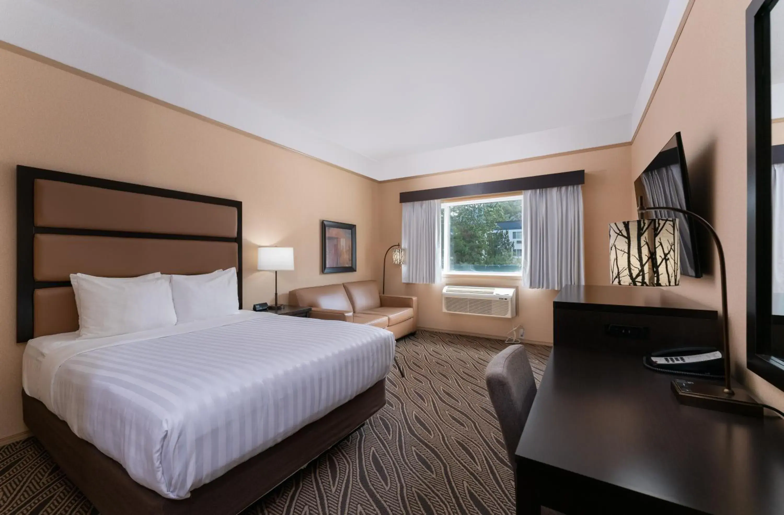 Bed in Prestige Inn Golden Bed in Prestige Inn Golden